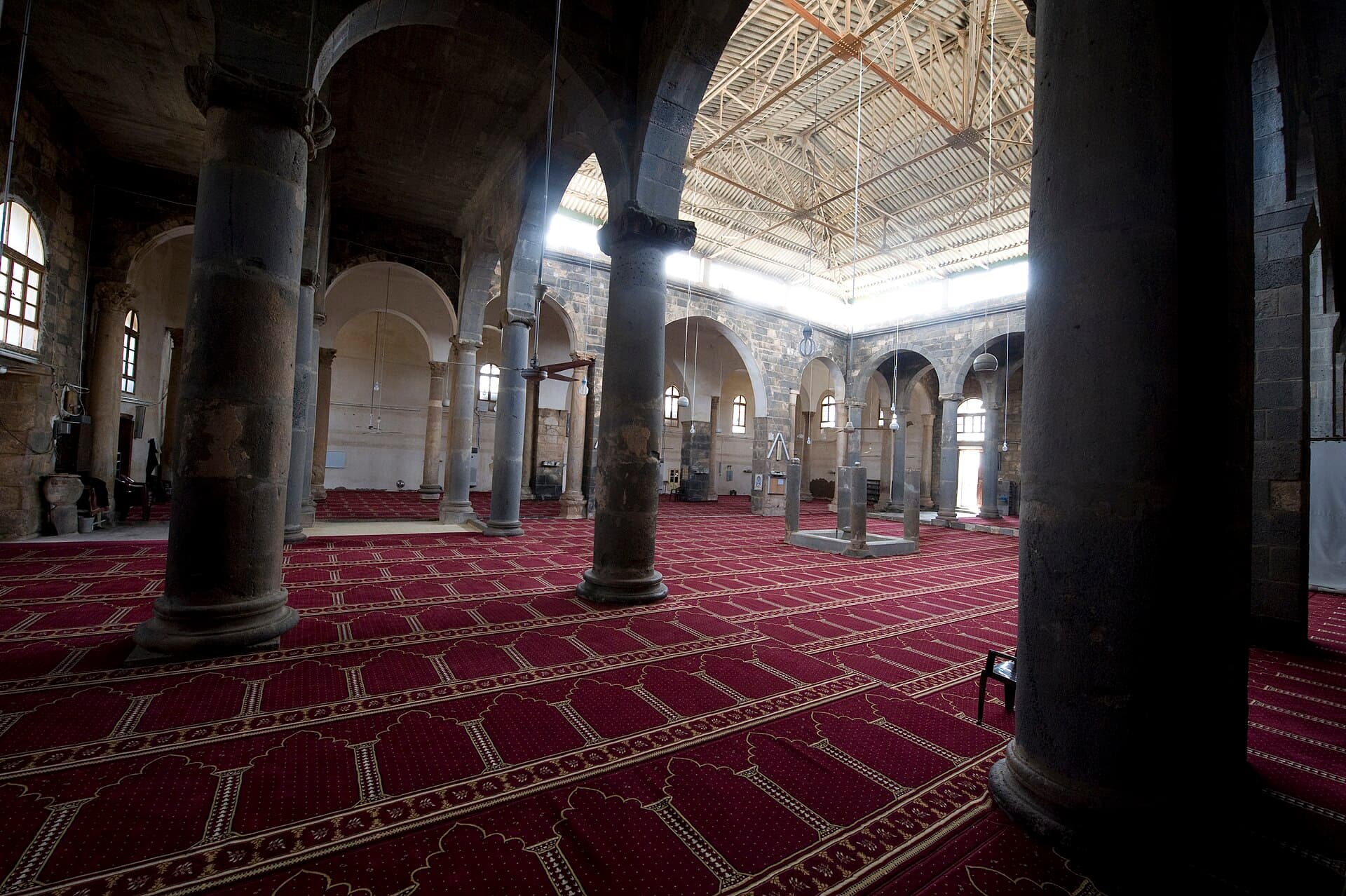 Busra Ömer Camii'nin devşirme sütunlarla taşınan namaz alanı
