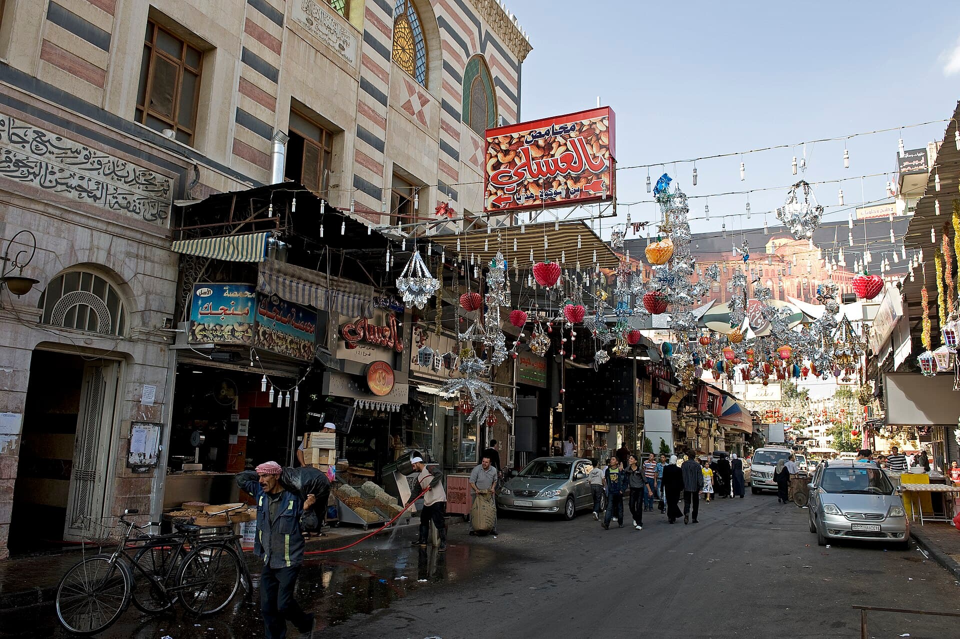 Meydan Caddesi’nde kuruyemiş ve baharat dükkânları, üstte asılı süslemeler