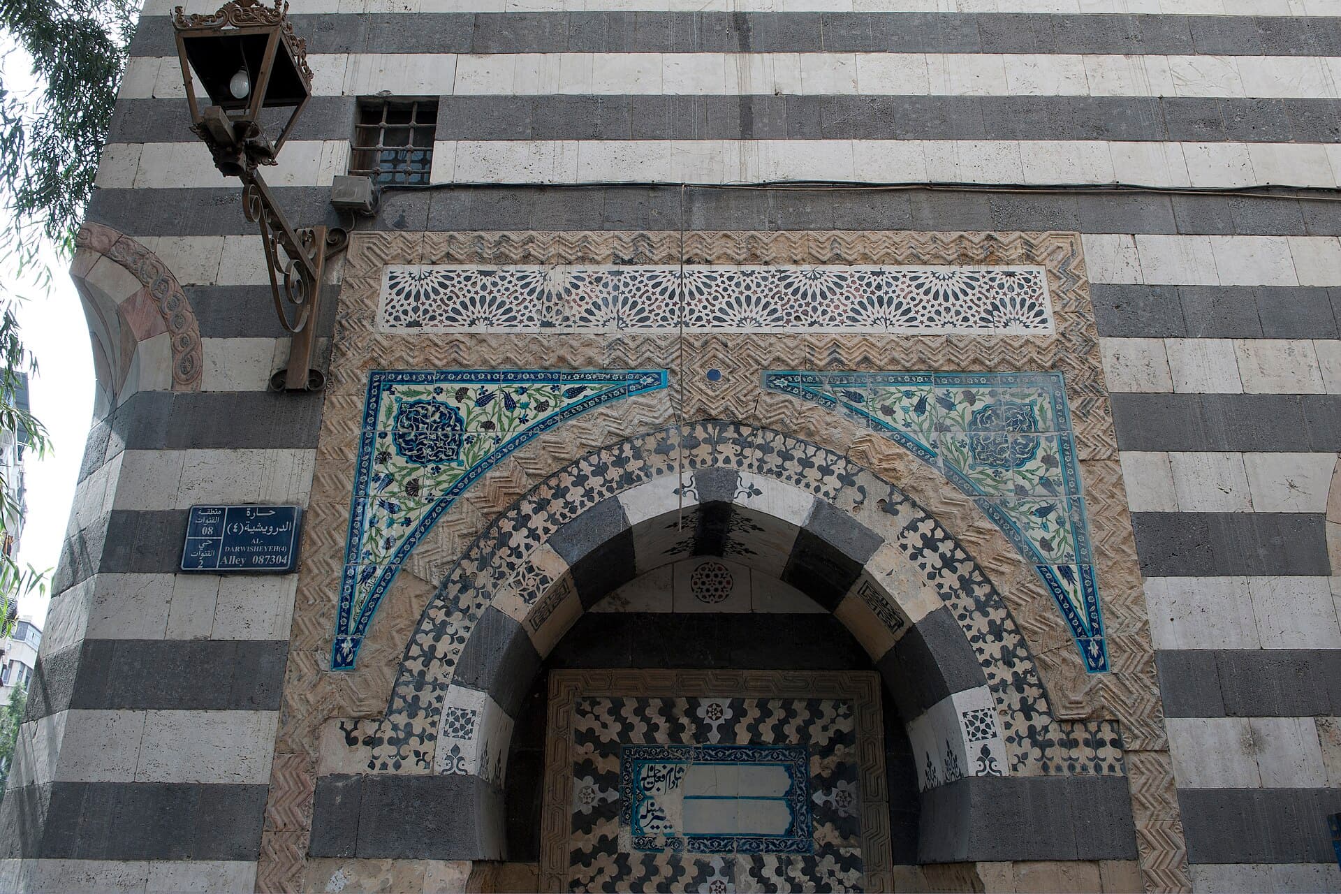 Derviş Paşa Camii'nin kapısı ve üstündeki İznik çinisi panolar