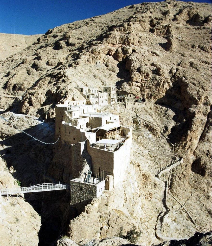 Deyr Mar Musa Manastırı'nın çöl vadisinin yamacındaki yapıları