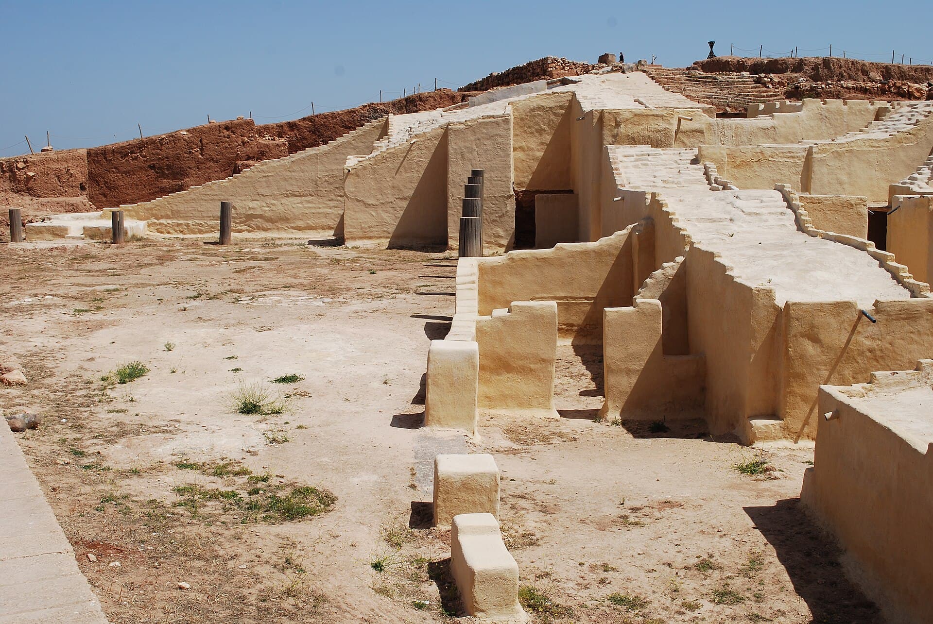 Ebla'da Kraliyet Sarayı G'nin kazılmış duvarları ve höyüğe çıkan anıtsal merdiveni