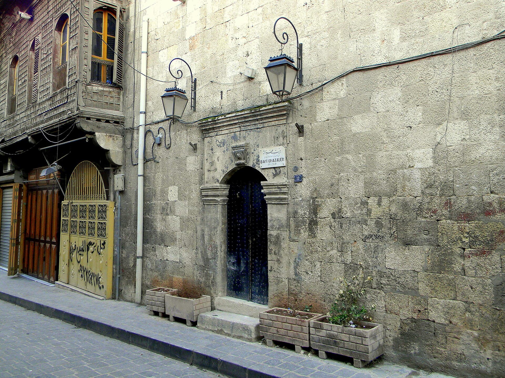 Beyt Gazale'nin el-Kayali sokağına açılan dar kemerli kapısı, karşıda ahşap cumbalı cephe (2011)