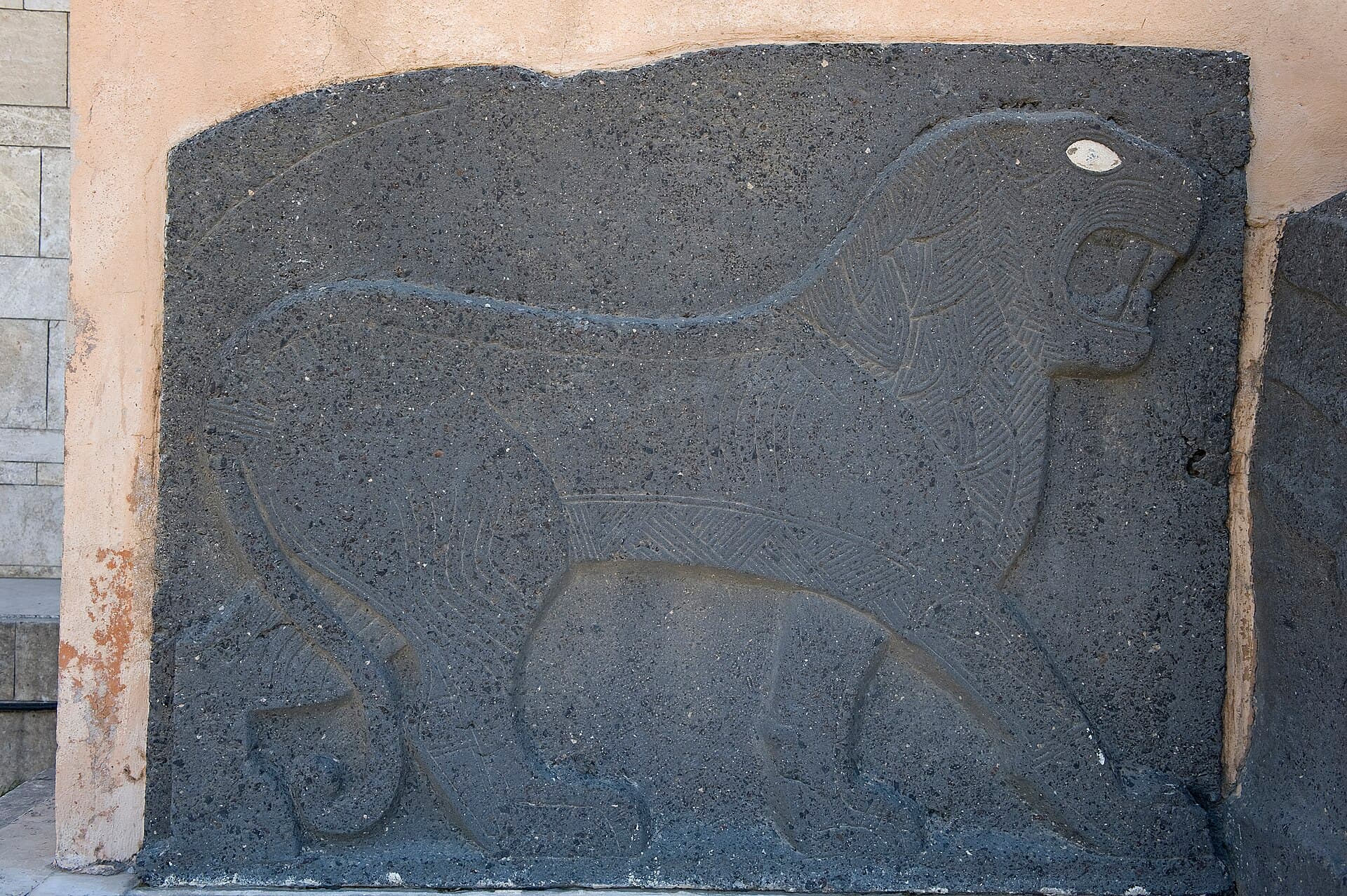 Halep Ulusal Müzesi'nde bazalt bir levhaya oyulmuş aslan kabartması