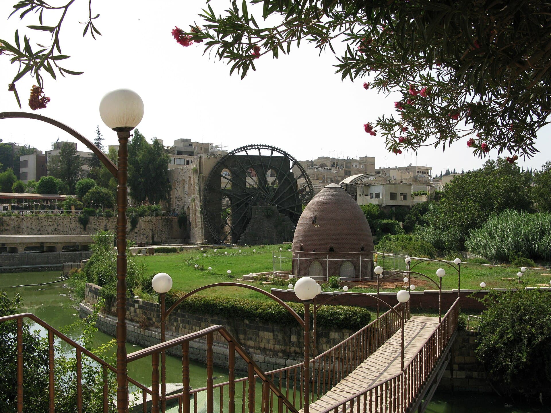 Hama'da Asi Nehri kıyısındaki park ve su dolabı