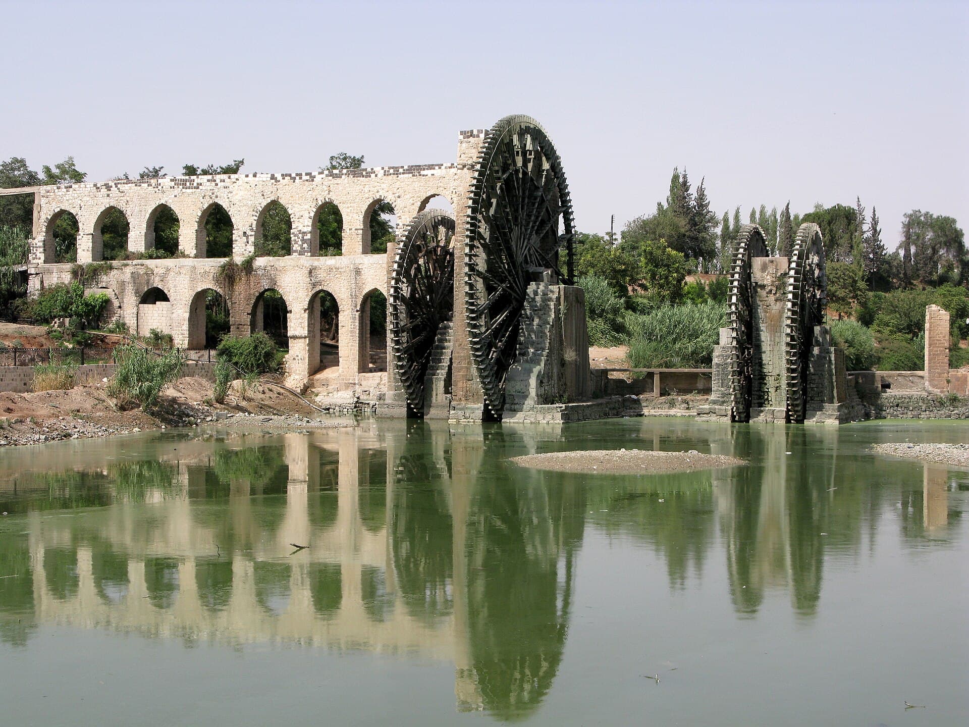 Hama su dolapları ve arkalarındaki kemerli su yolu, Asi Nehri'ne yansıyor
