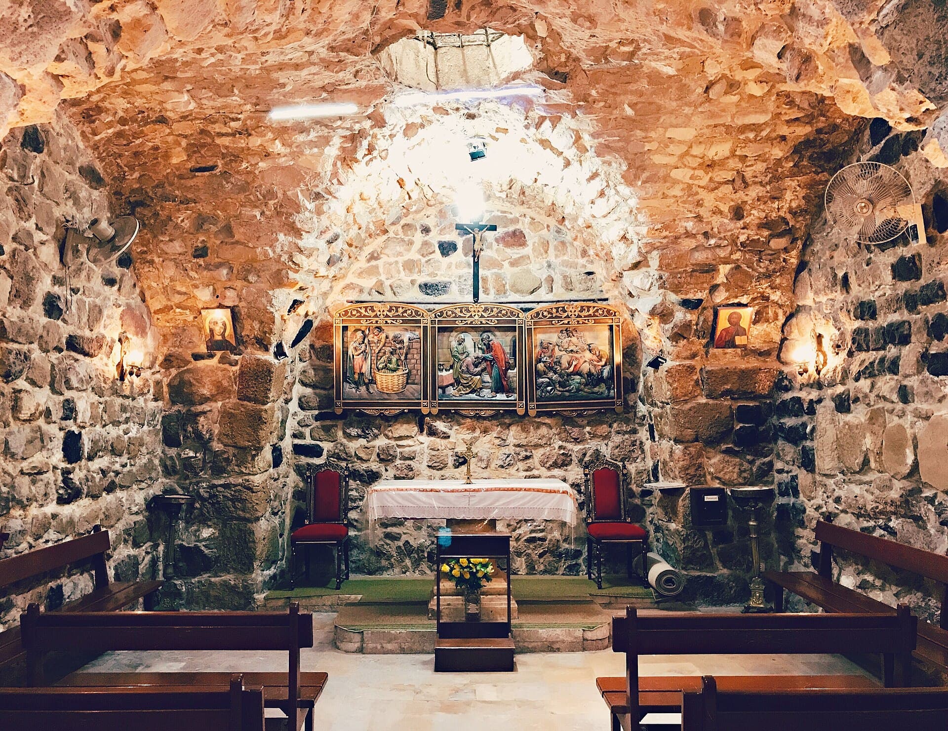 Hanania Kilisesi’nin yeraltı şapeli: moloz taş duvarlar, kabartmalı retablo ve sunak