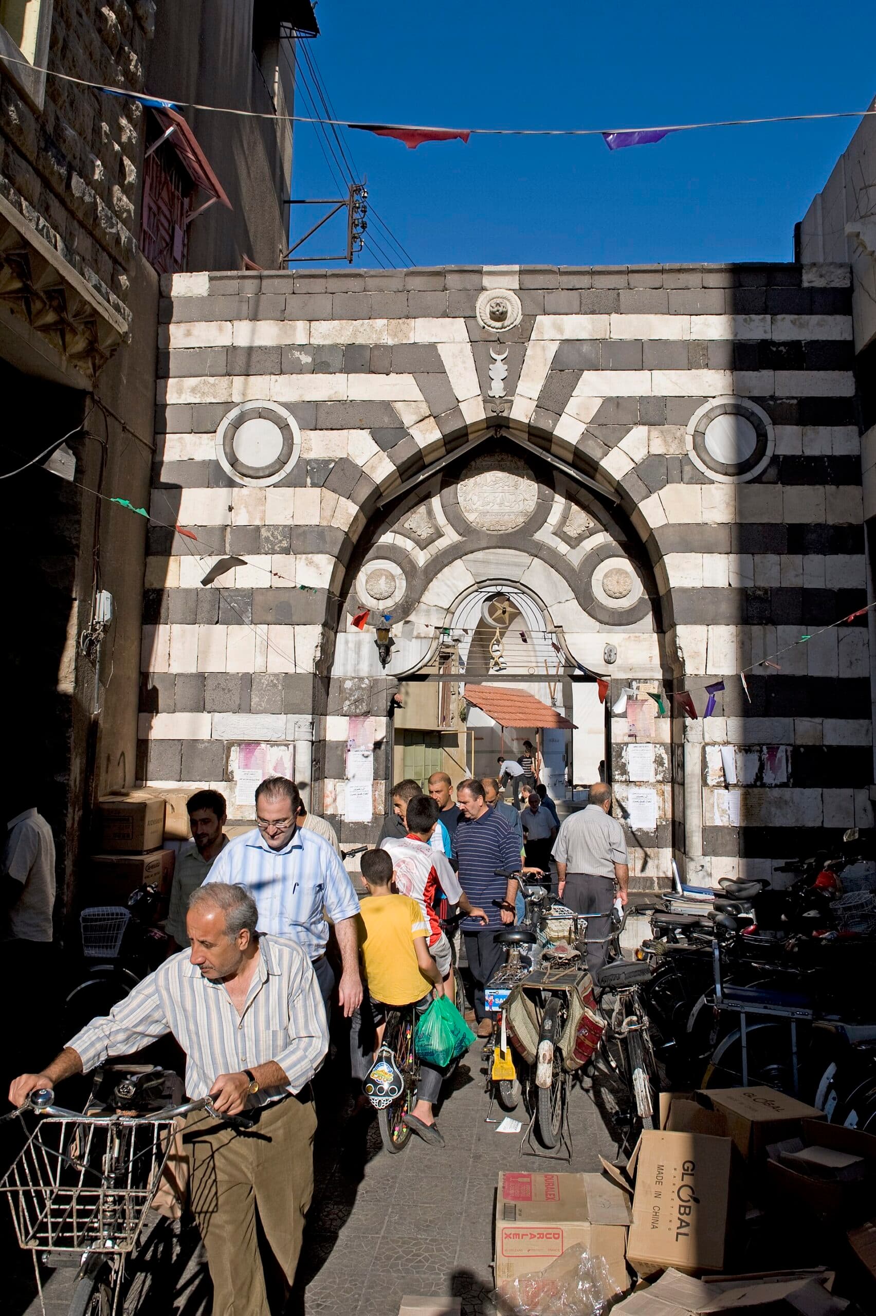 Humus Nuri Camii'nin siyah bazalt ve beyaz taş sıralarıyla örülmüş taçkapısı