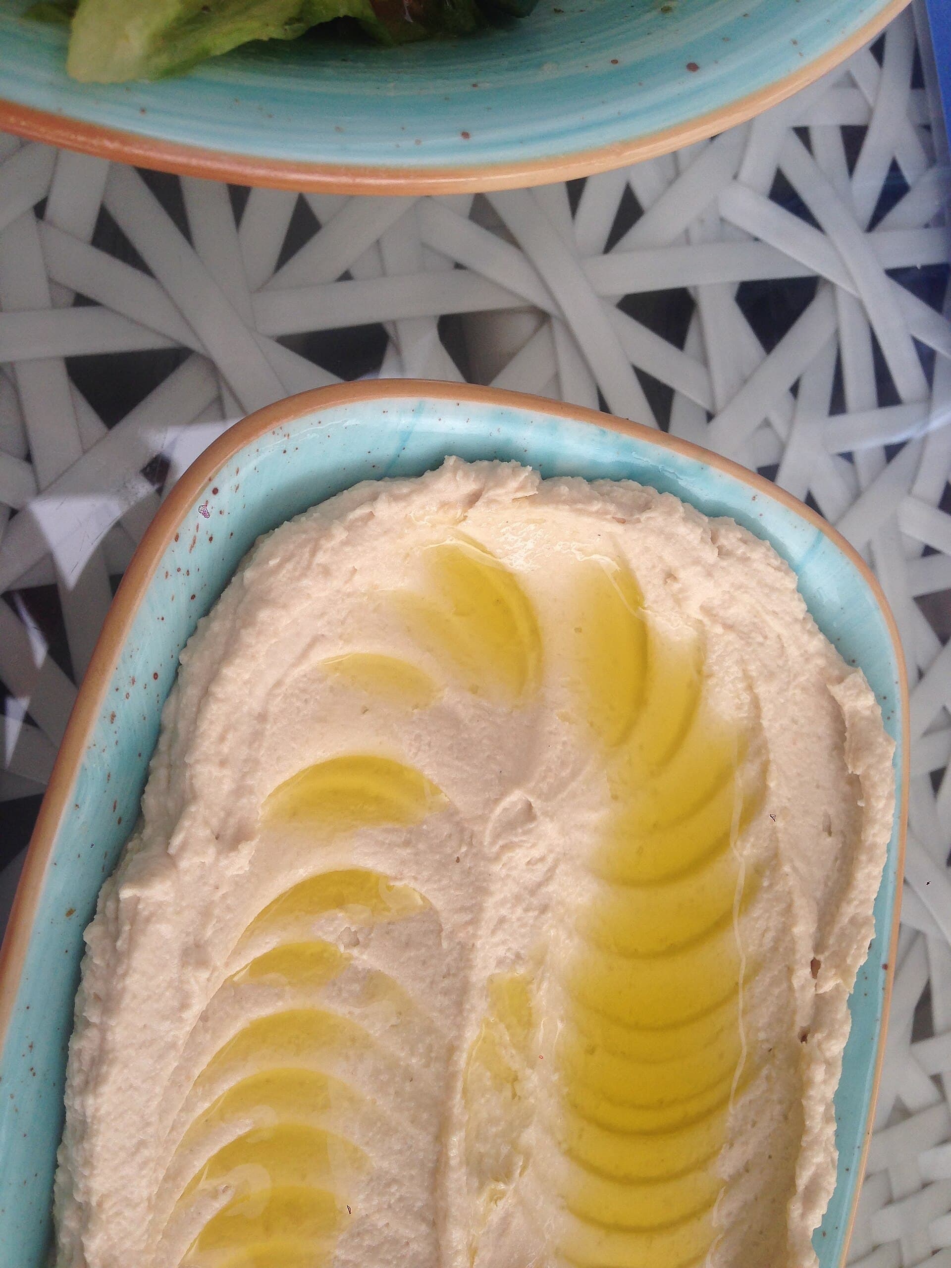 Zeytinyağı oyuğu açılmış humus tabağı