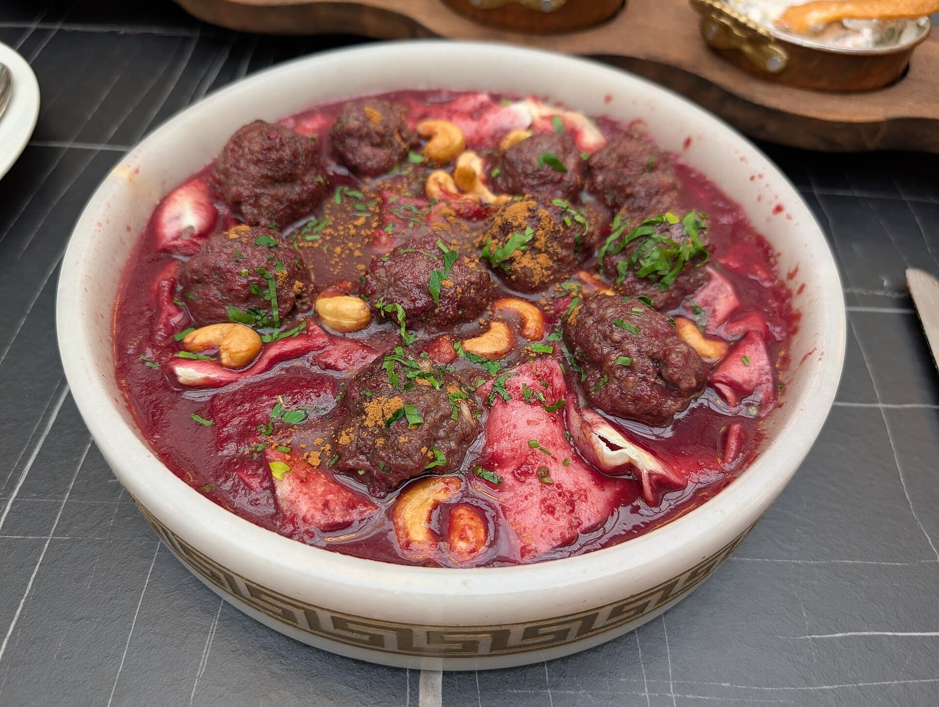 Vişne sosunda köfteler ve çam fıstığıyla kirazlı kebap