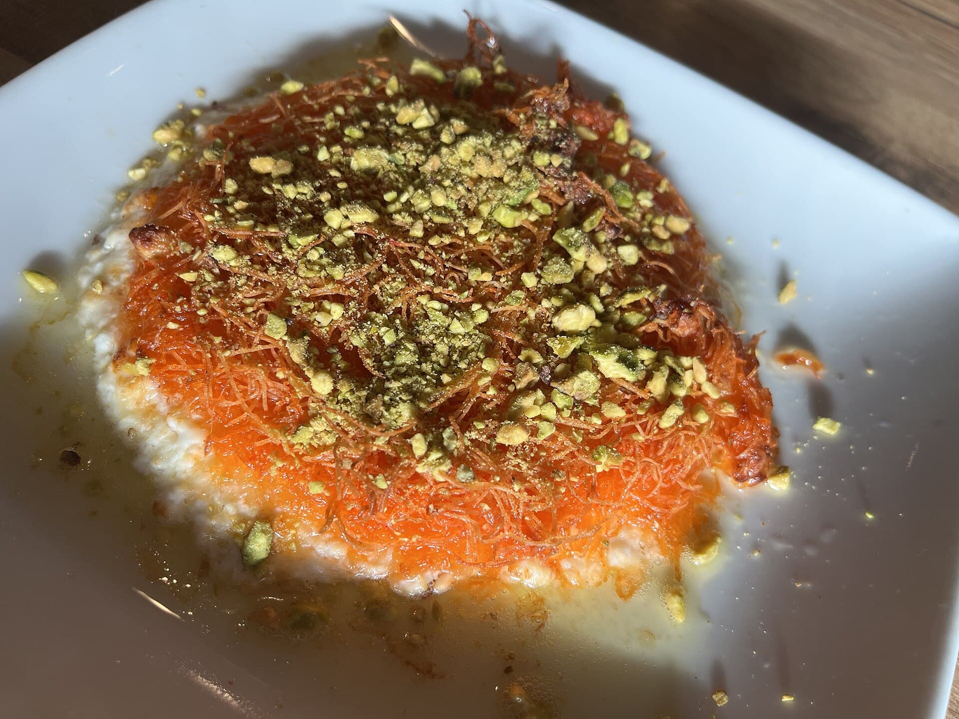 Peynirli künefe, üstünde dövülmüş antep fıstığı ve şerbet