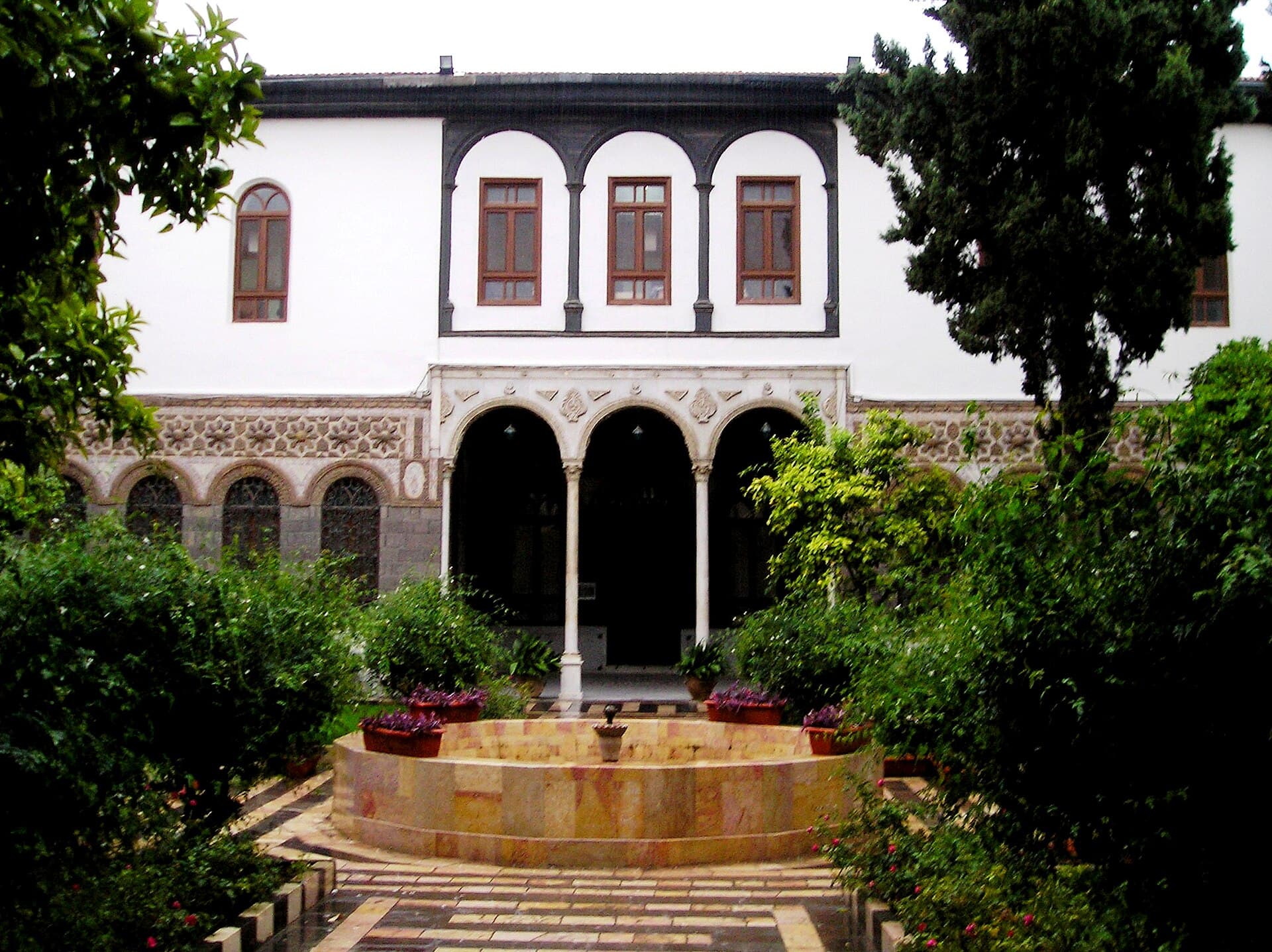 Maktab Anbar'ın havuzlu Şam avlusu ve kemerli eyvanı