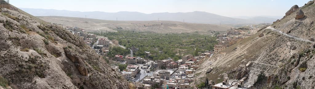 Malula'nın kayalık yamaca yaslanan evleri ve vadi