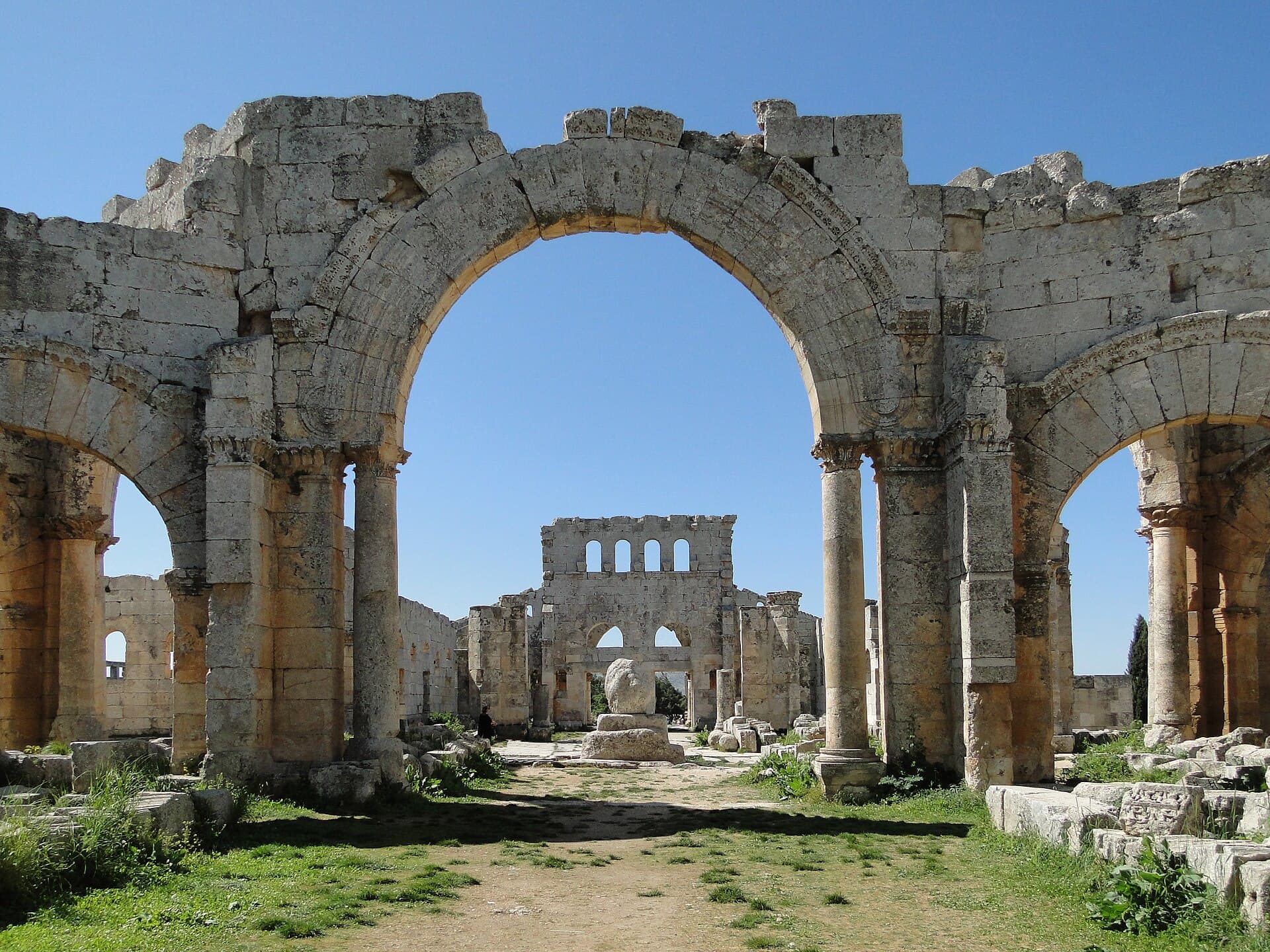 Mar Semaan'da bazilikanın ayakta kalan kemerleri ve sütunları