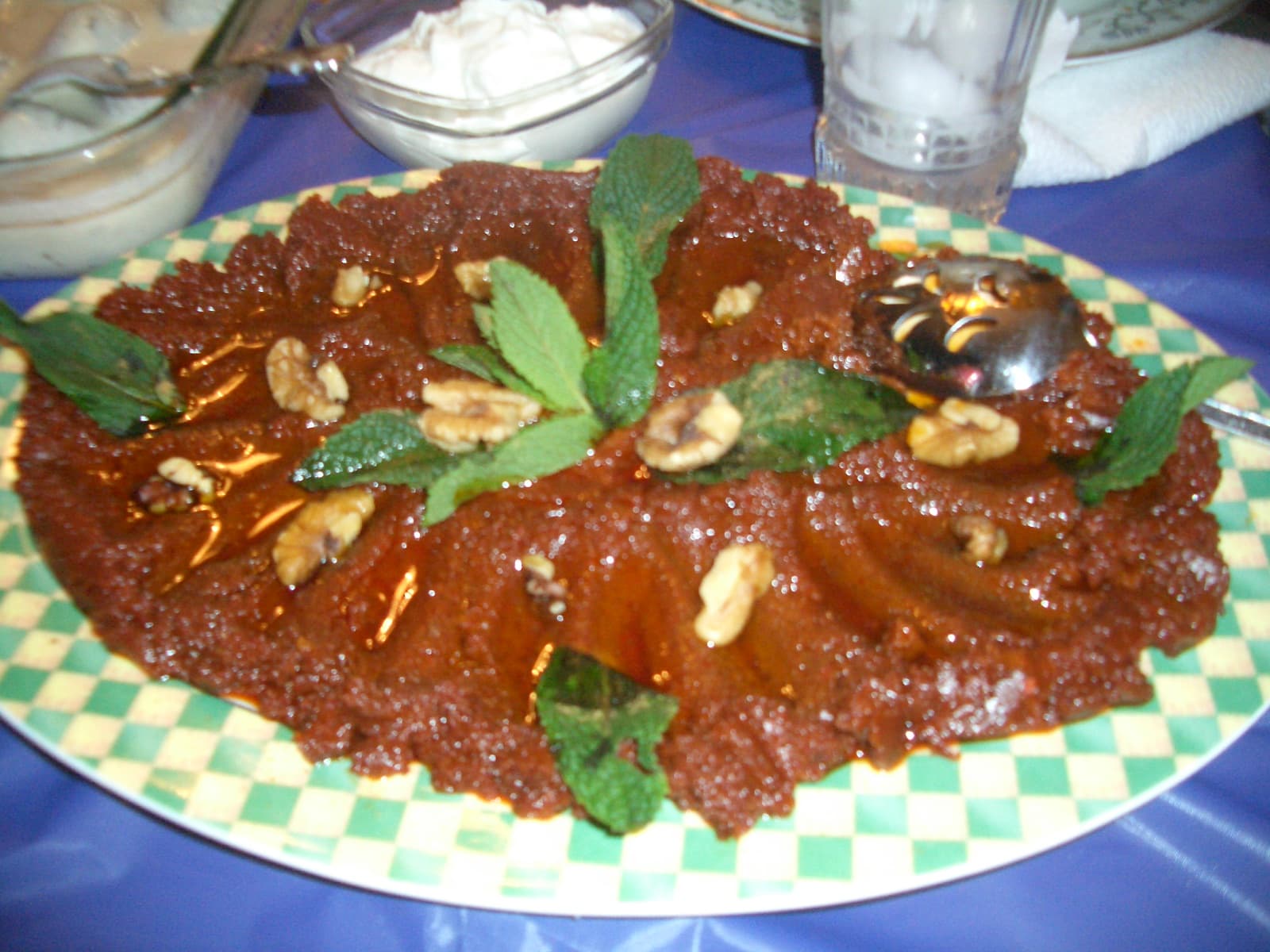 Ceviz ve naneyle süslenmiş muhammara tabağı