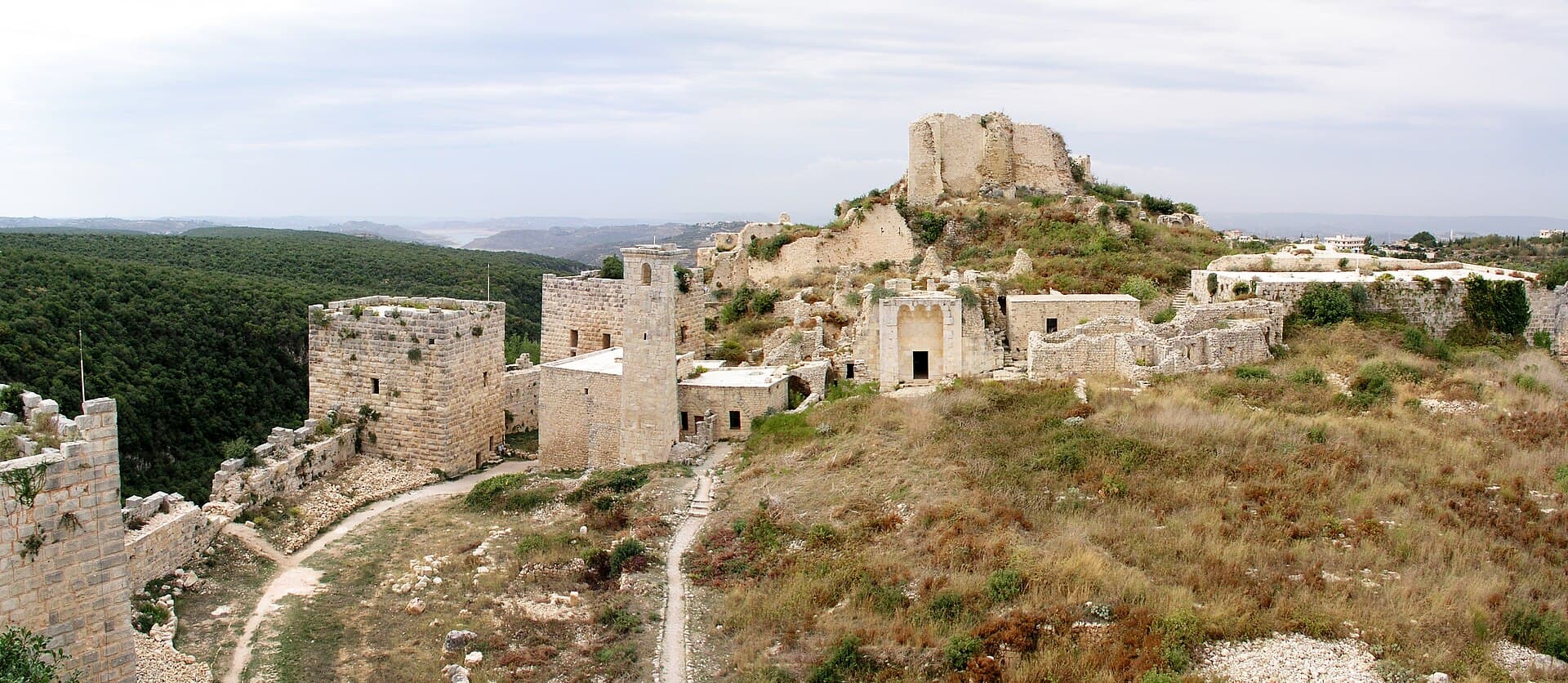 Selahaddin Kalesi'nin sırt üzerindeki kuleleri ve çevresindeki çam ormanı