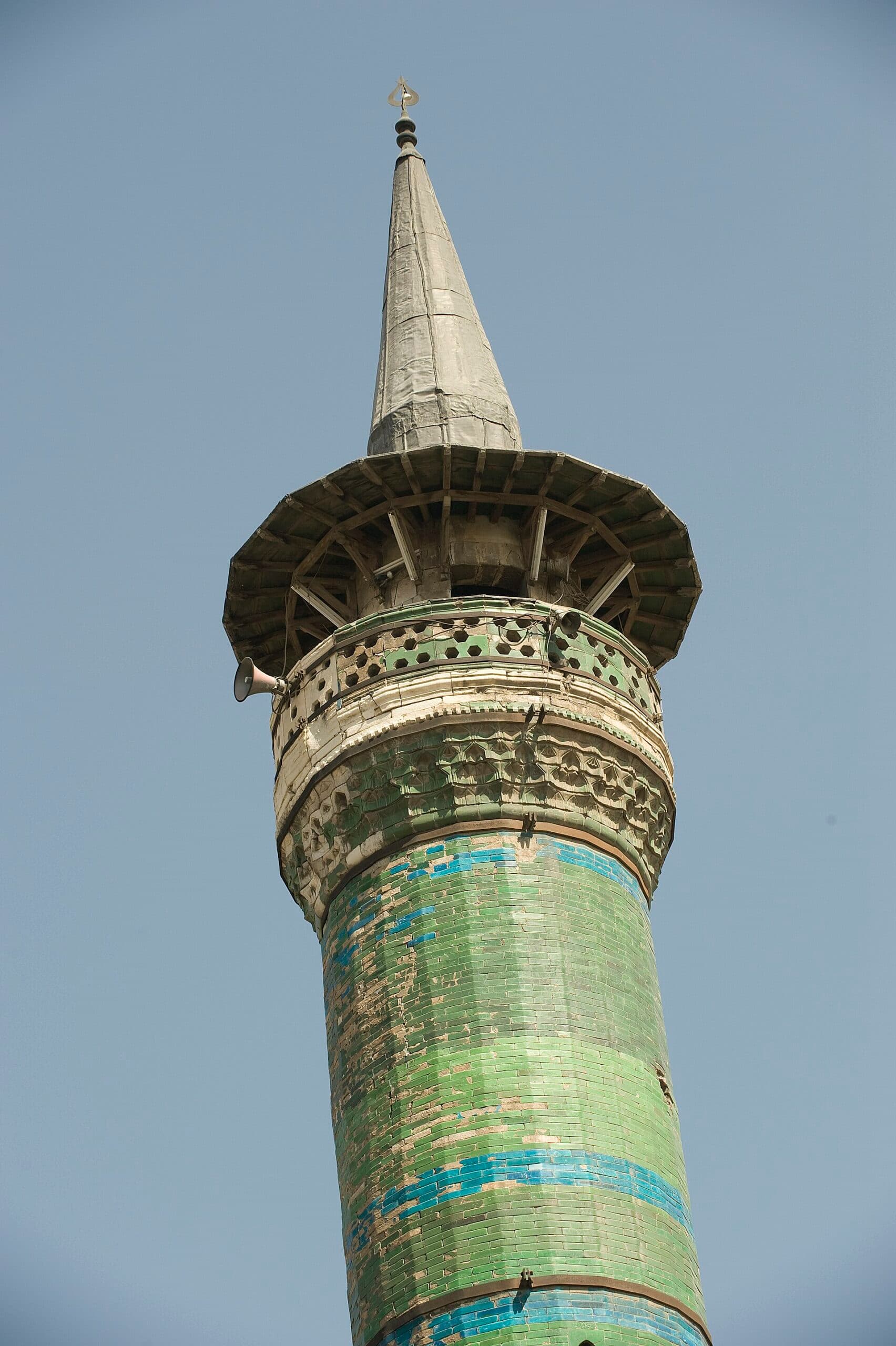 Sinan Paşa Camii'nin yeşil sırlı tuğla minaresi ve tek şerefesi