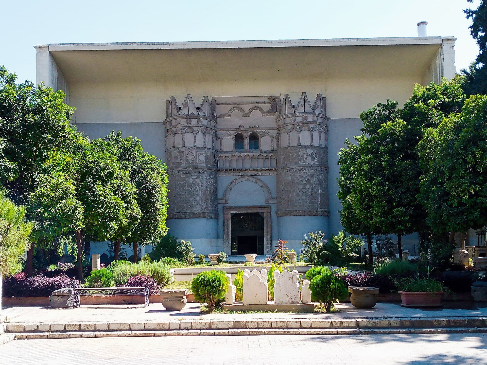 Suriye Ulusal Müzesi'nin bahçesi ve girişteki Kasr el-Hayr el-Garbi cephesi