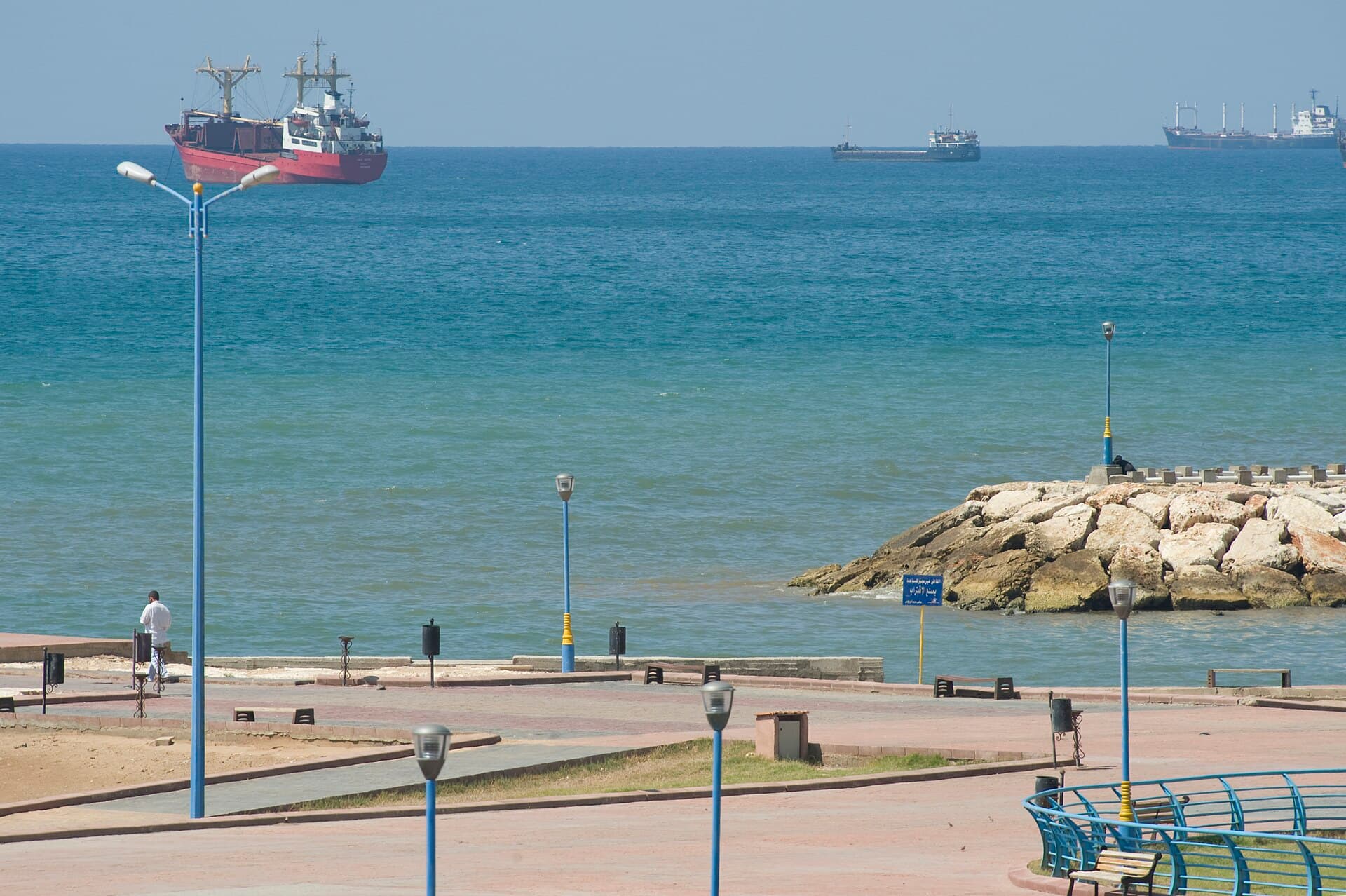 Tartus kornişinden deniz, dalgakıran ve açıkta bekleyen yük gemileri
