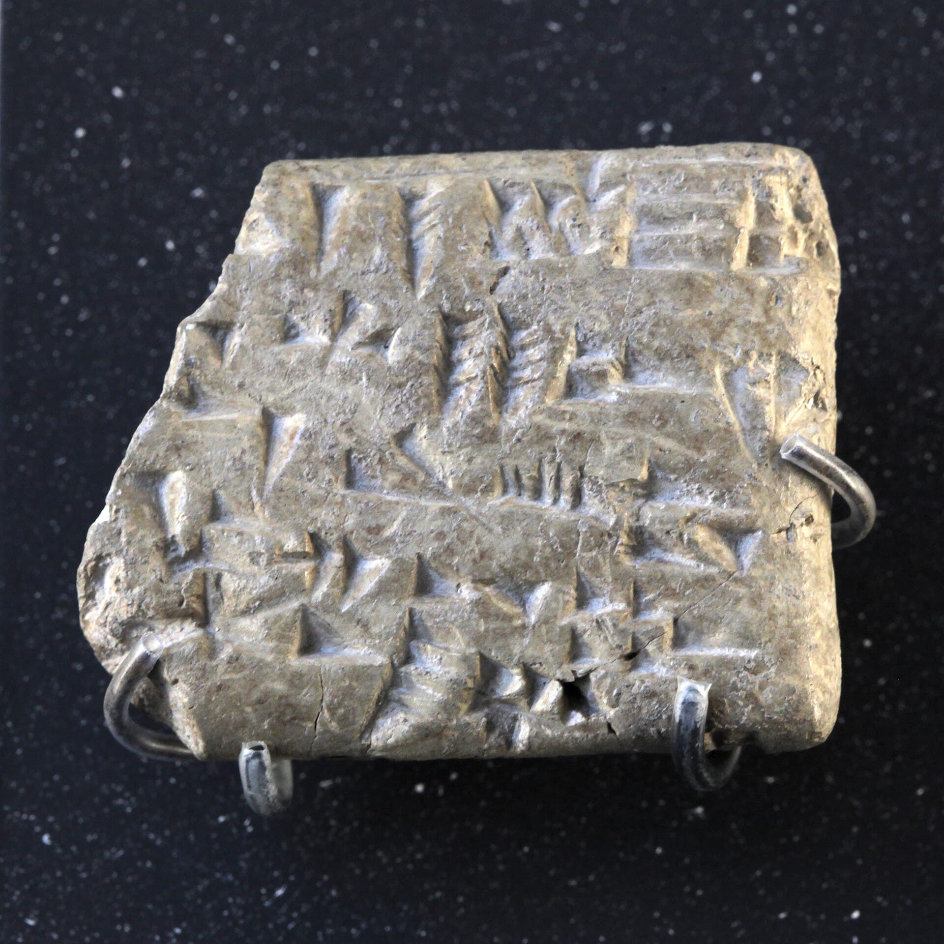 Ugarit’ten çıkan çivi yazılı alfabe tableti (Louvre, AO 19992)