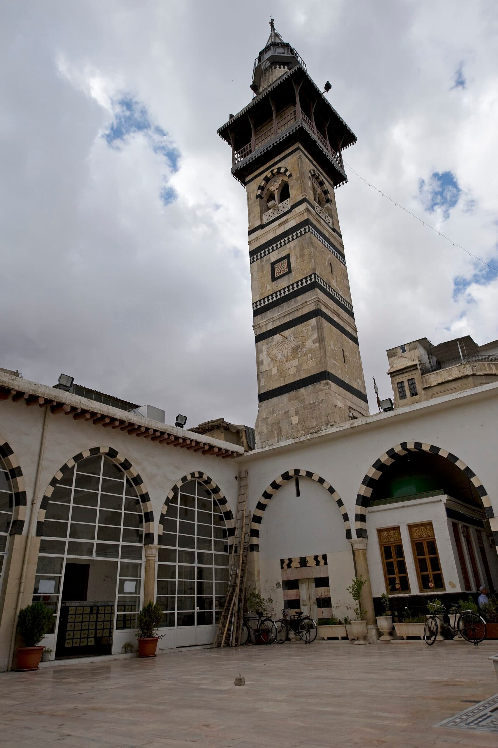 Aksab Camii'nin siyah beyaz taş minaresi ve revaklı avlusu, Şam