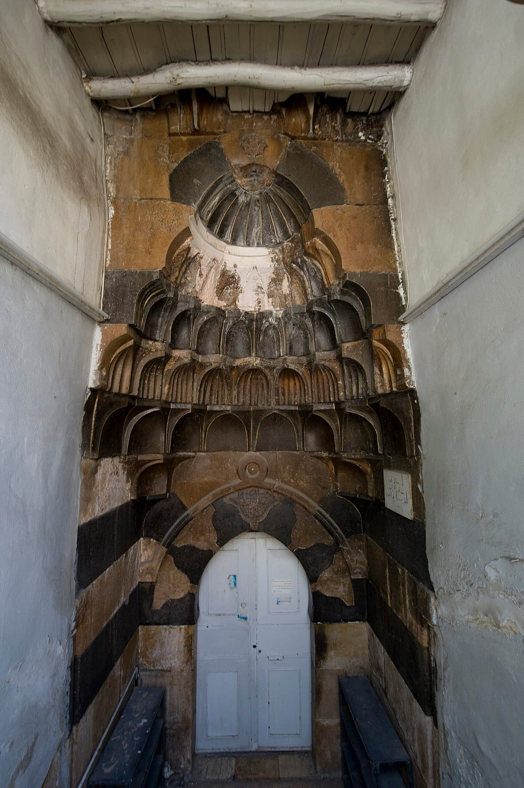 Atabekiyye Medresesi'nin mukarnaslı kapı nişi ve siyah-beyaz almaşık taş çerçevesi, Salihiye, Şam