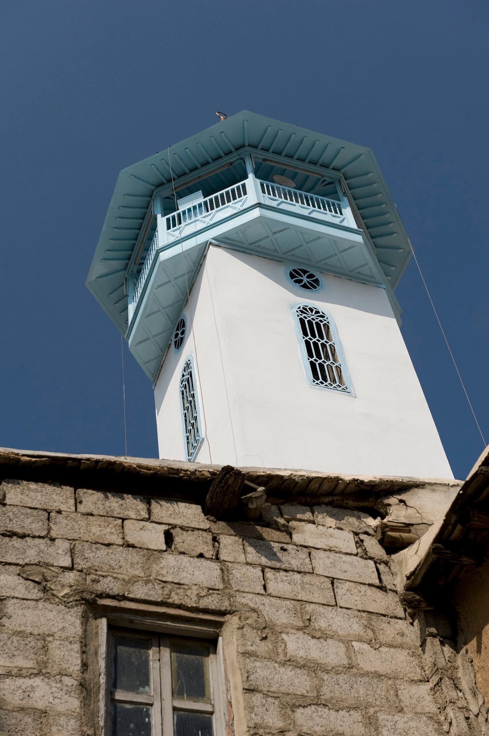 Bab Musalla Camii'nin minaresi: sekizgen şerefe, ahşap saçak ve beyaz badanalı gövde