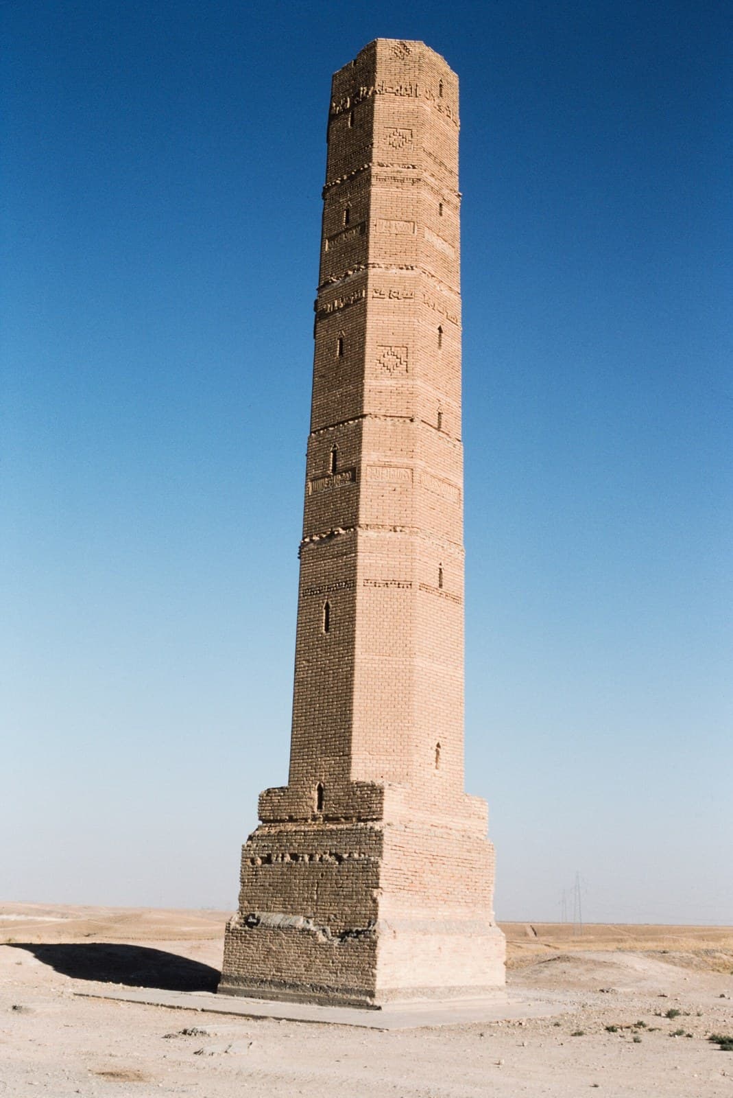 Balis'te çorak düzlükte tek başına yükselen sekizgen gövdeli tuğla Eyyubi minaresi, kare kaidesi ve gövdesindeki dar mazgal pencereler