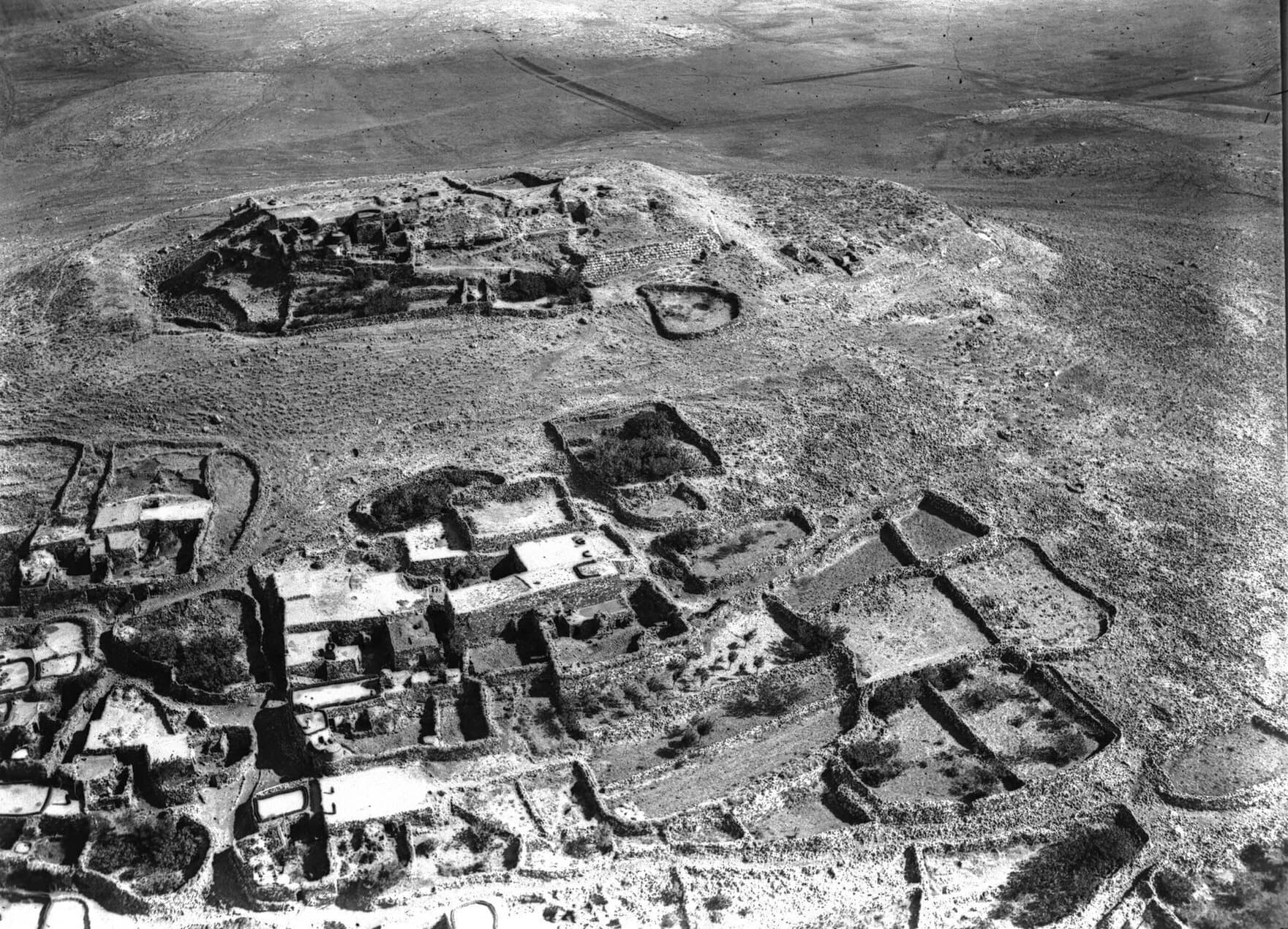 Barin Kalesi'nin tepedeki kalıntısı ve altındaki kasaba; 1929'da çekilmiş eğik havadan fotoğraf