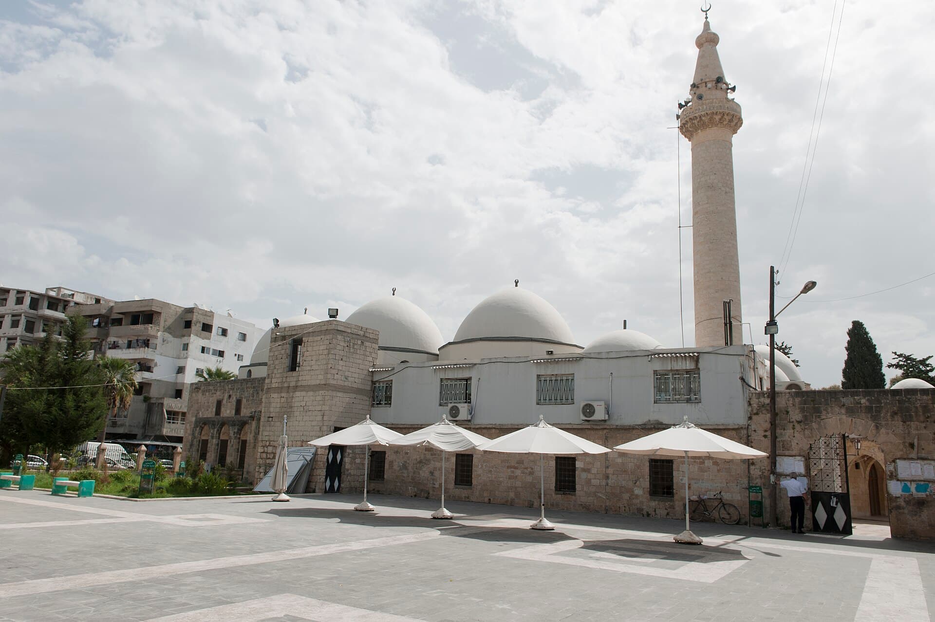 Cebele'de Sultan İbrahim bin Edhem Camii: kubbeler, tek şerefeli minare ve önündeki meydan