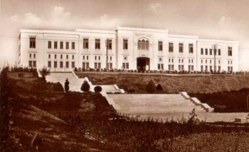 Cevdet el-Hâşimî Lisesi'nin uzun beyaz cephesi ve bahçesine çıkan merdivenler, eski bir fotoğrafta