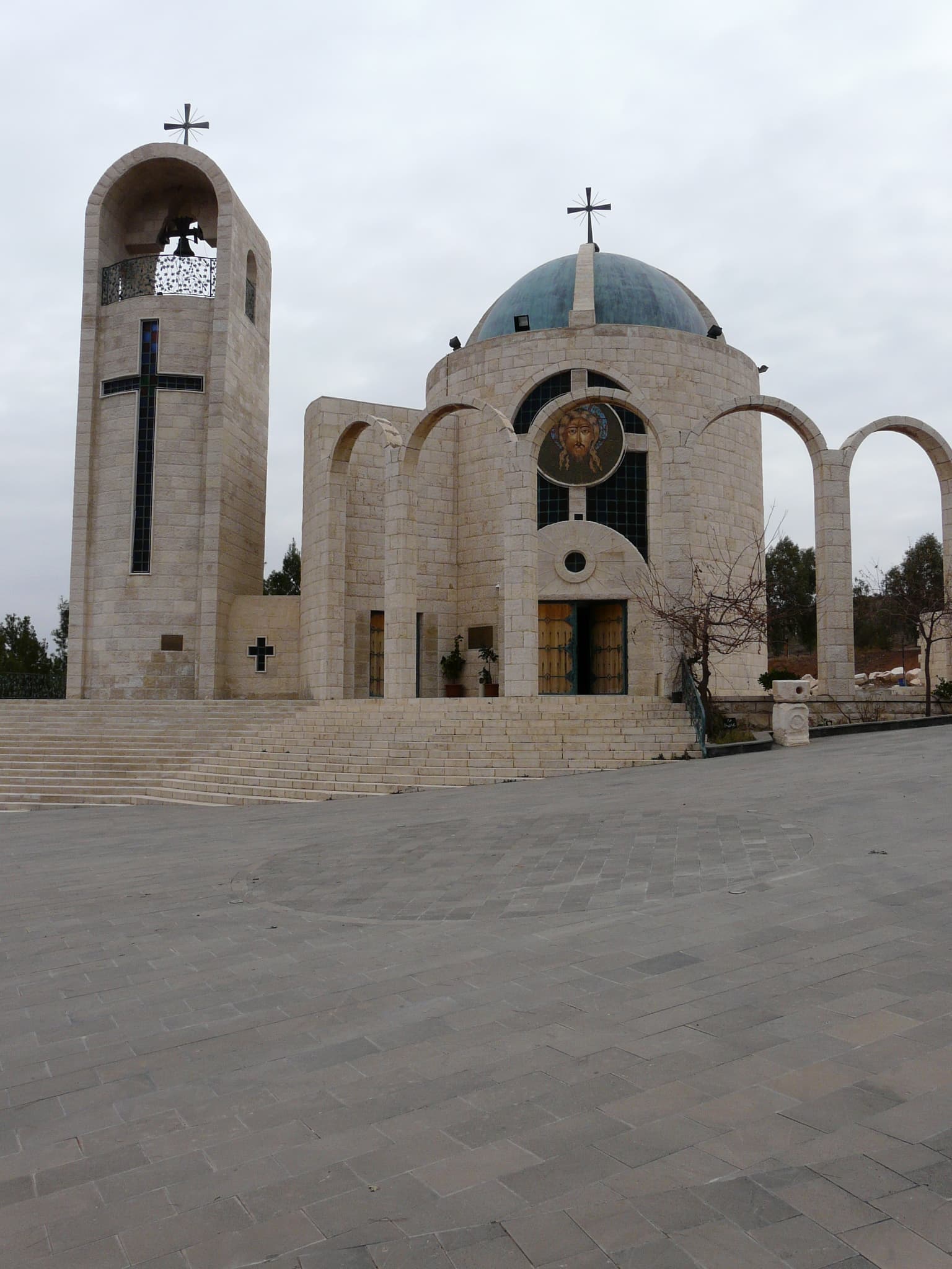 Kevkeb'deki Aziz Pavlus'un Rüyası Manastırı'nın kubbeli yuvarlak kilisesi, çan kulesi ve kemerli revakı