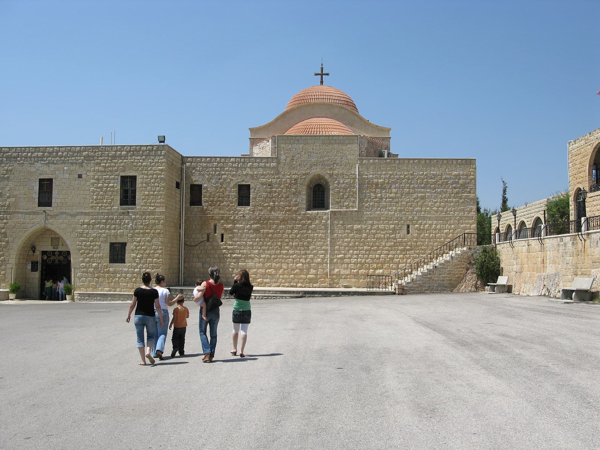 Mar Corcis Manastırı'nın avlusu ve kiremitli kubbeli kilisesi, Meşteye, Hristiyanlar Vadisi