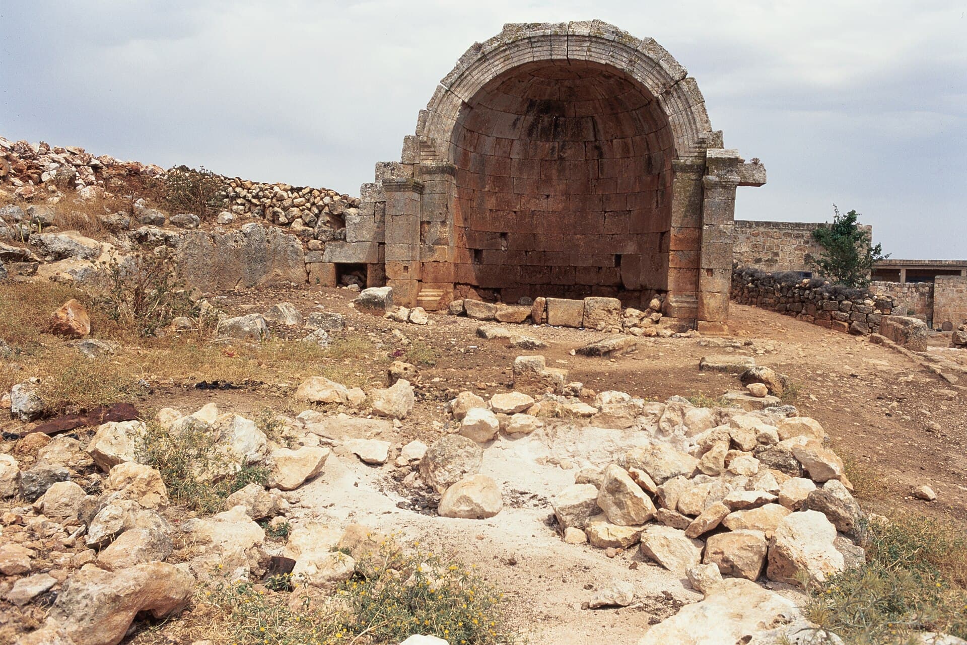 Fafertin'de 372 tarihli kilisenin ayakta kalan apsis yarım kubbesi