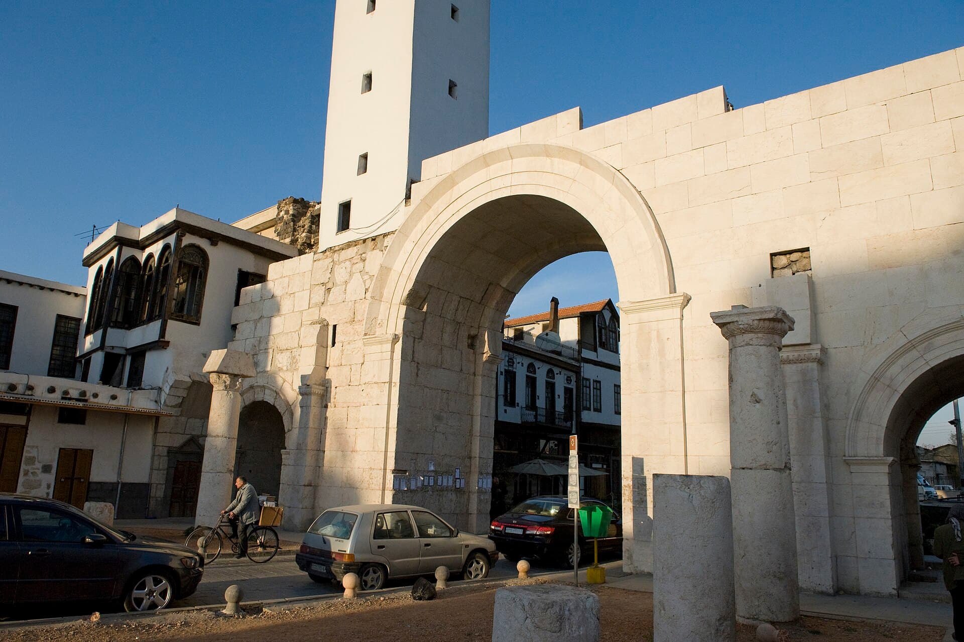 Bab Şarki'nin taş kemerleri ve altından geçen sokak, Eski Şam'ın doğu ucunda