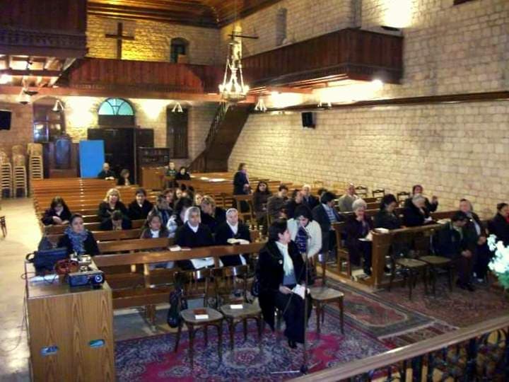 Monlijon Meryem Ana Kilisesi'nin iç mekânı; taş duvarlar, ahşap galeri katı ve ayin için dolmuş sıralar