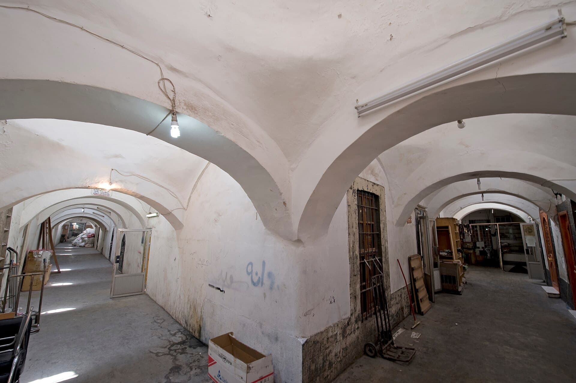 Han el-Harir'in beyaza badanalı çapraz tonozlu galerisi, iki yanında depo ve dükkânlar