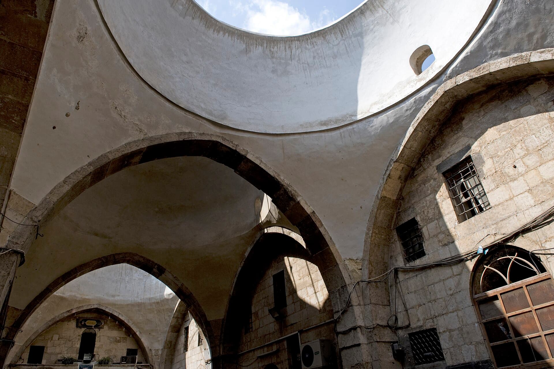 Han el-Tutun'un avlusunu örten kubbe ve ortasındaki açıklıktan görünen gökyüzü