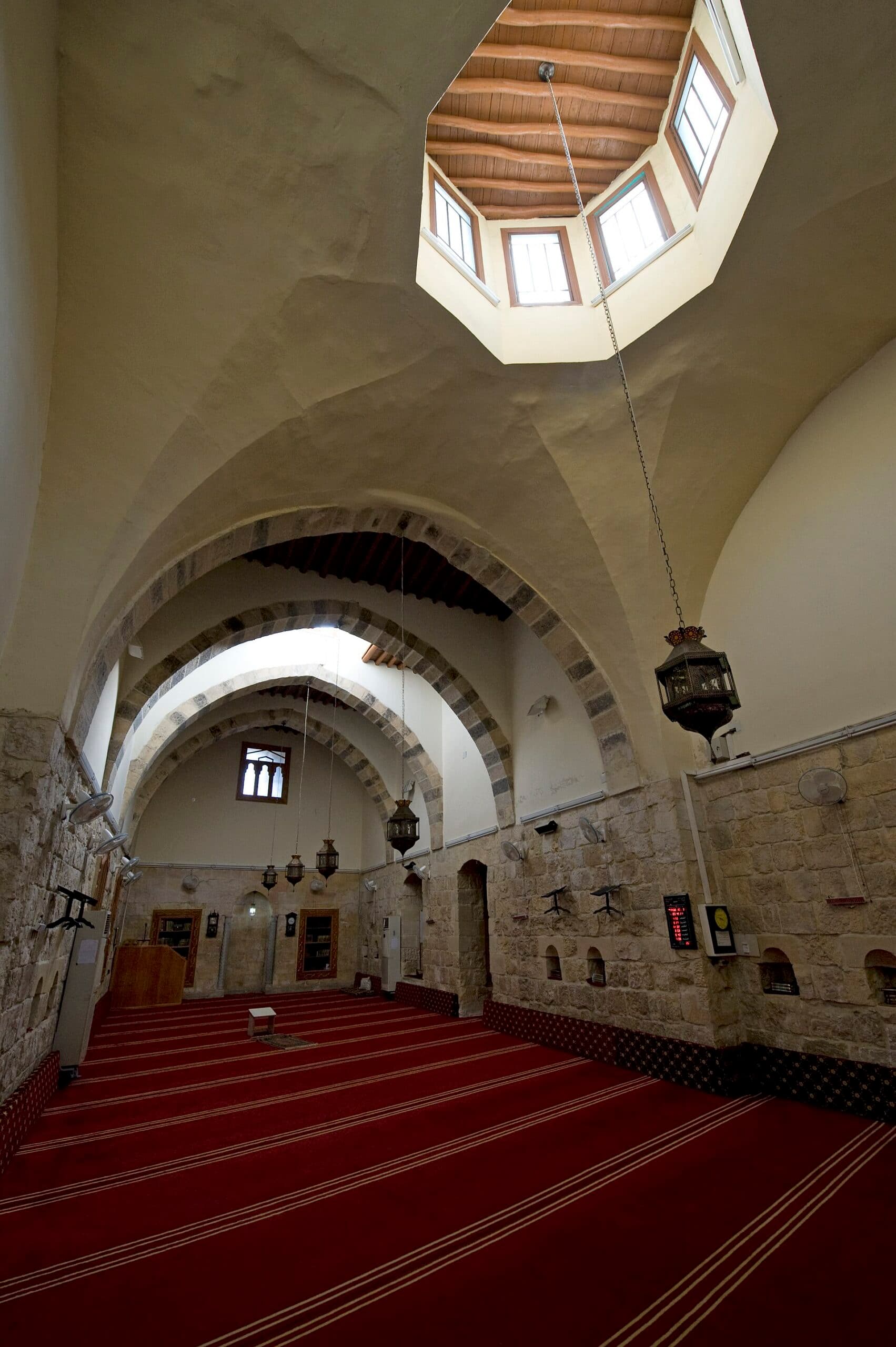 Hanikiyye Medresesi'nin mescidi: sahınları örten tonoz, ortada ahşap sekizgen aydınlık feneri, kireçtaşı duvarlarda kitap nişleri