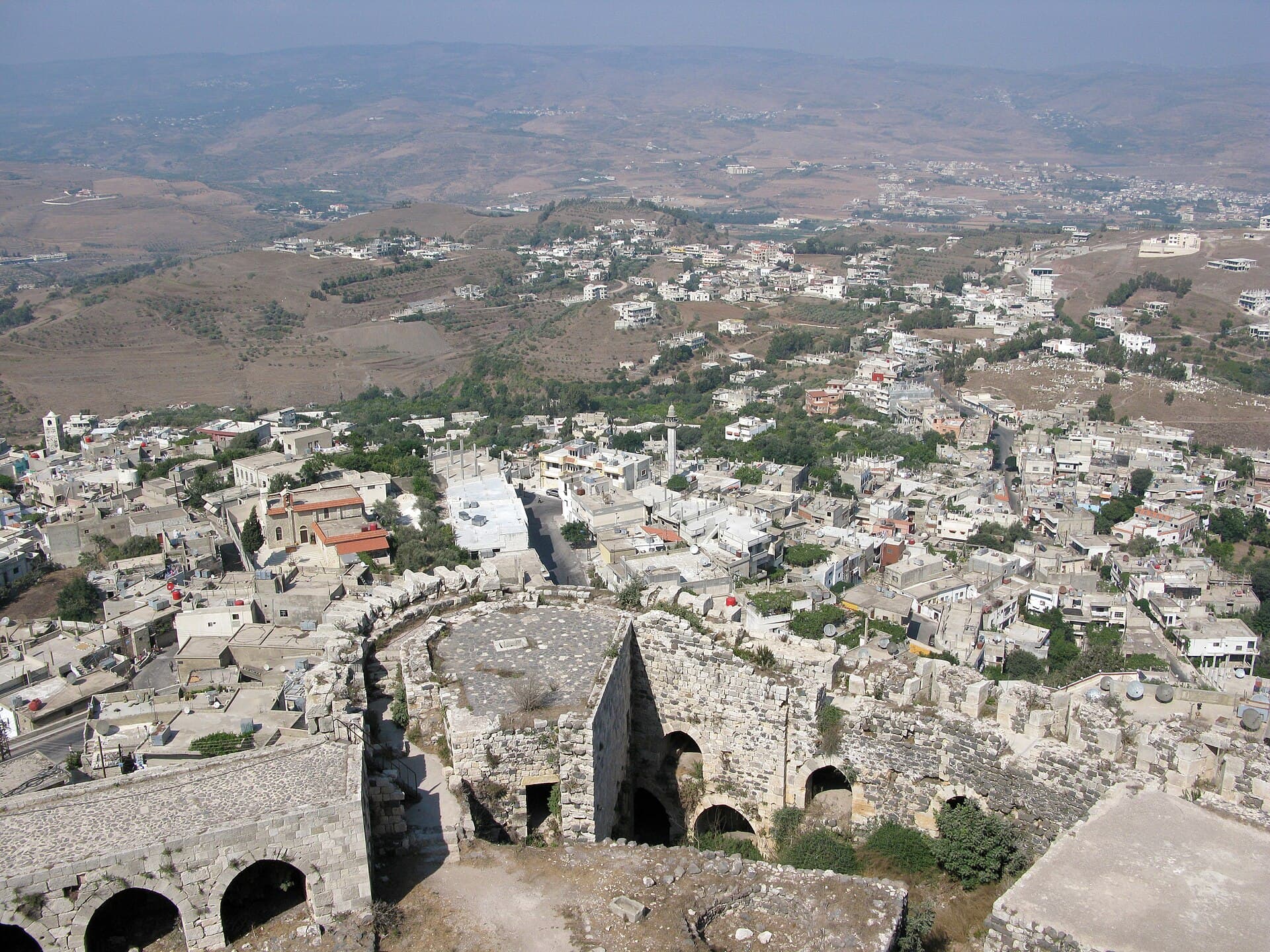 Hristiyanlar Vadisi'nde el-Husn köyü ve arkasında Tartus tepeleri, Krak des Chevaliers'ten görünüm