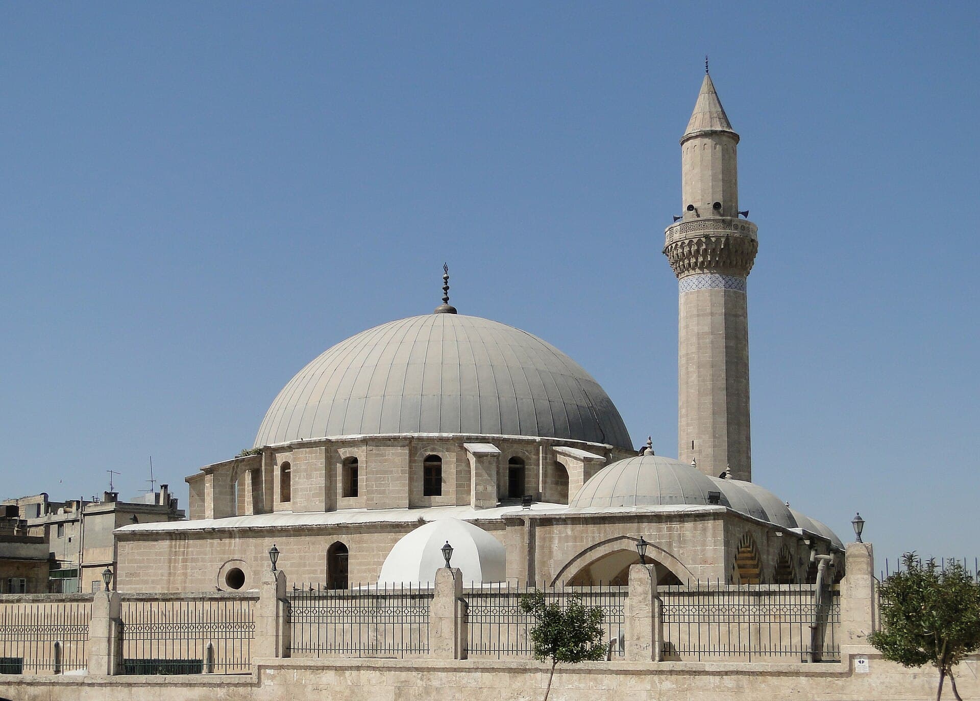 Hüsreviye Camii'nin tek büyük kubbesi ve ince minaresi, 2014'teki yıkımdan önce, Halep