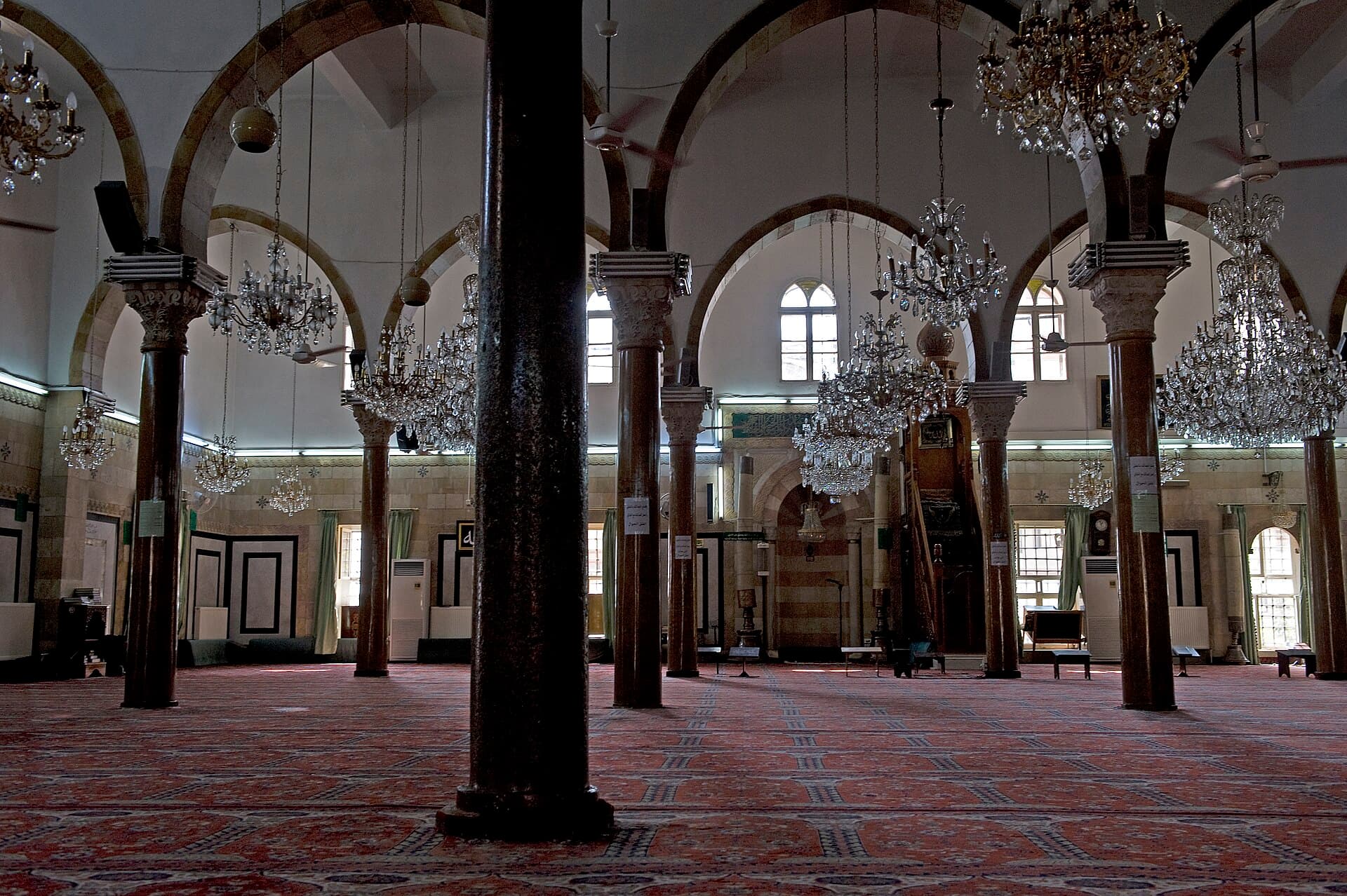 İbn Arabi Camii'nin mermer sütunlu namaz salonu, Salihiye, Şam