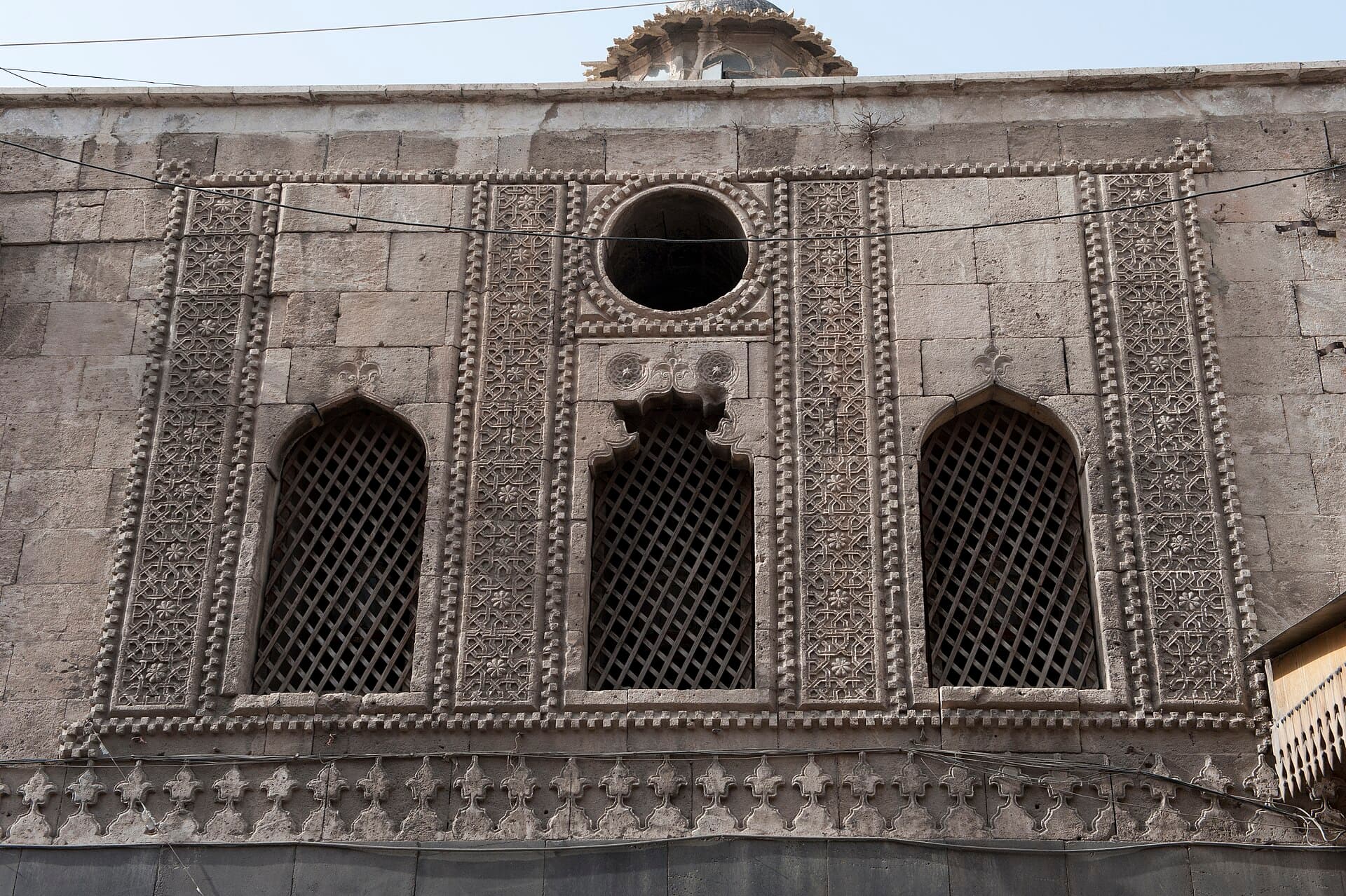 İbşir Paşa Vakfı'nın kahvehane salonundaki oymalı taş cephe, Halep