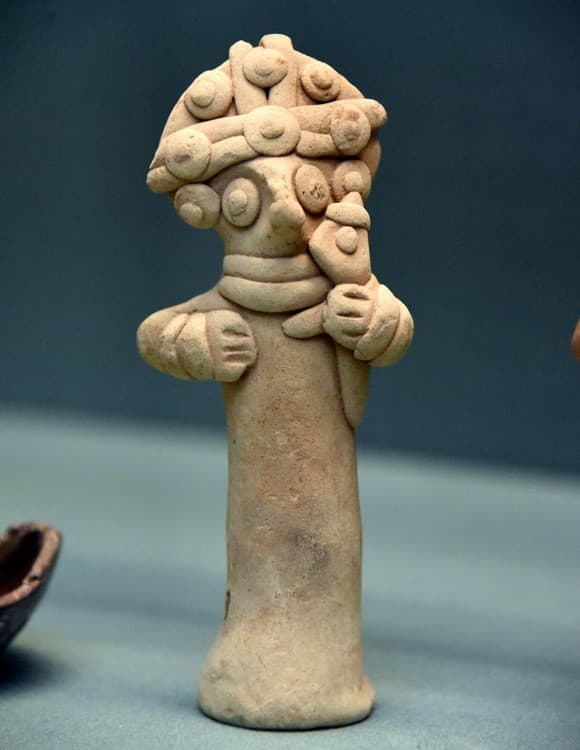 Karkamış Dış Kenti'ndeki B evinden çıkan, kucağında çocuk tutan sütun biçimli kadın figürini; British Museum vitrininde