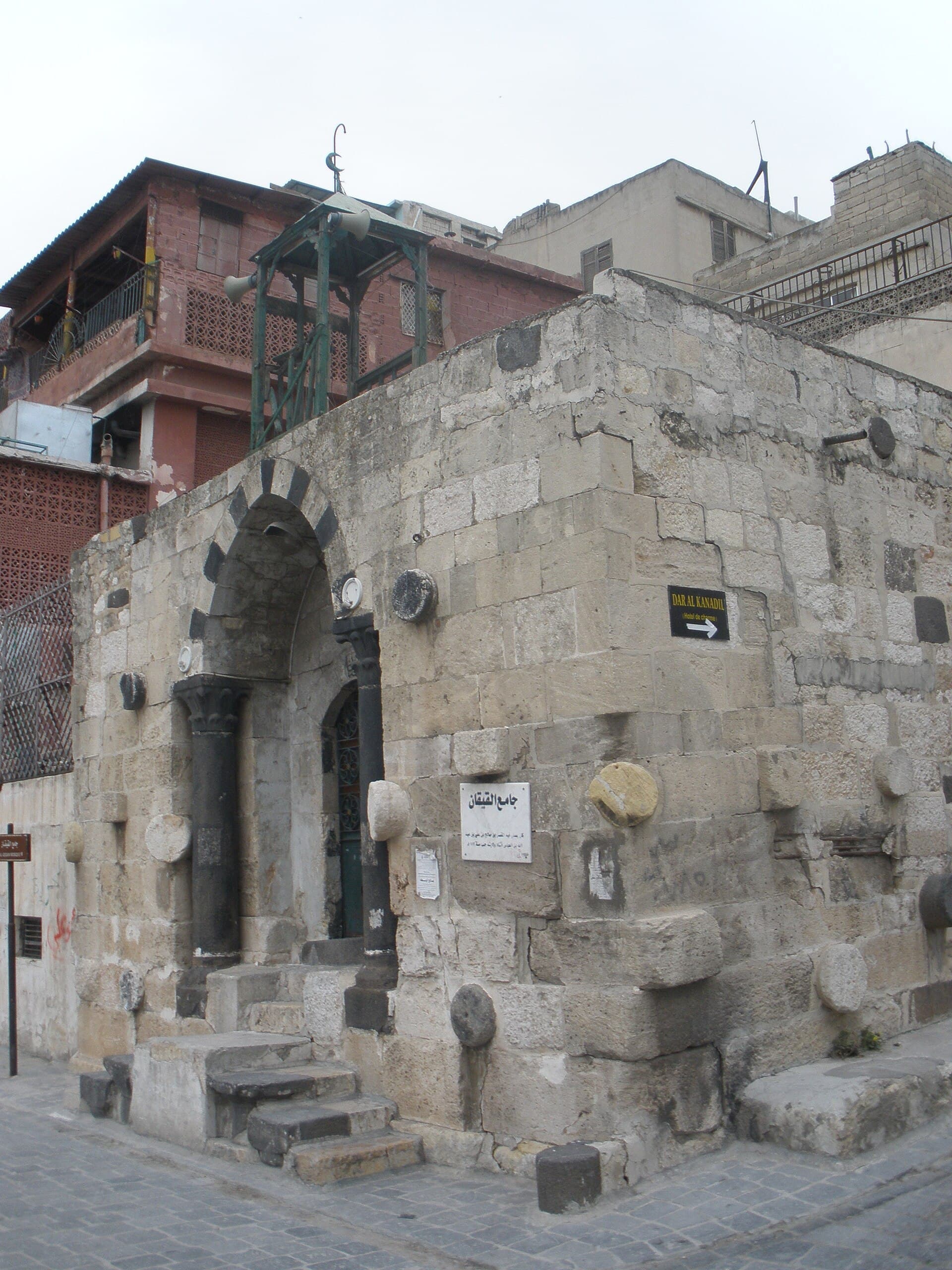 Kaykan Camii'nin Halep'teki güneybatı köşesi; sokaktan basamaklarla çıkılan kapı iki siyah bazalt sütun arasında, duvarlara antik sütun kesitleri gömülü
