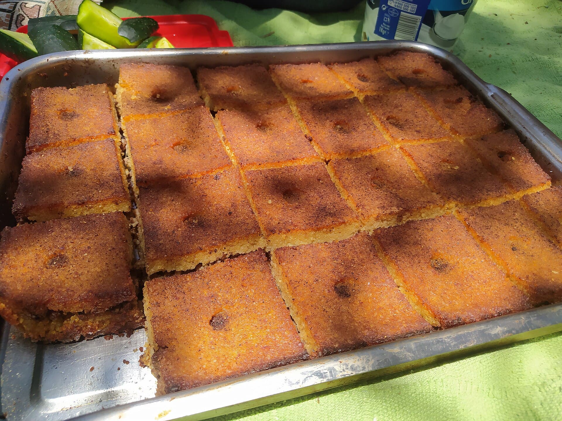 Fırından çıkmış kibbe tepsisi, baklava dilimi biçiminde kesilmiş