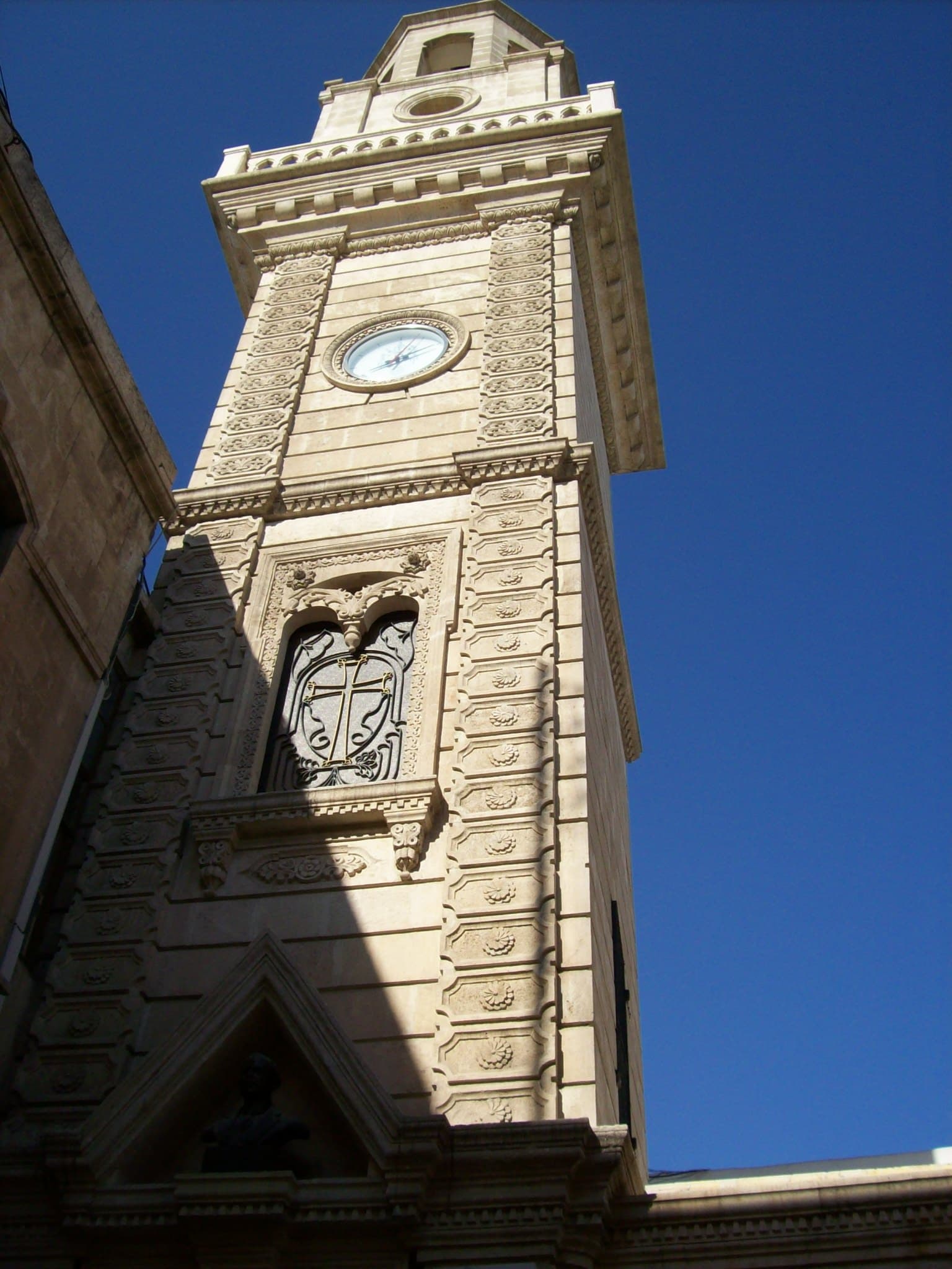 Kırk Şehit Ermeni Katedrali'nin 1912 tarihli barok çan kulesi, saati ve haçlı arması (2008)