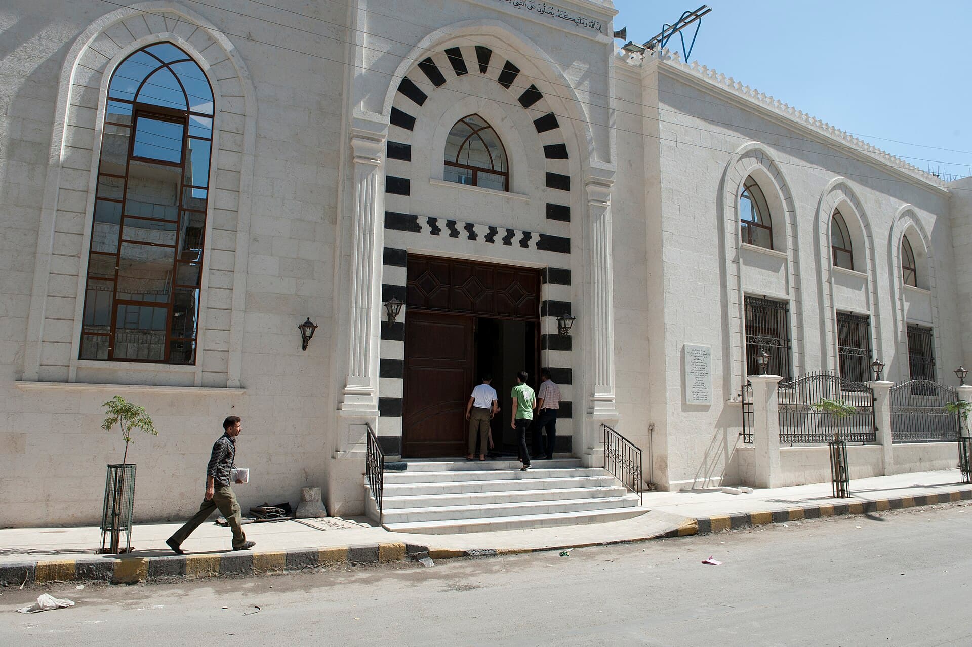 Salihin'deki Makam İbrahim'in yenilenmiş cephesi ve siyah-beyaz almaşık taşlı giriş kemeri