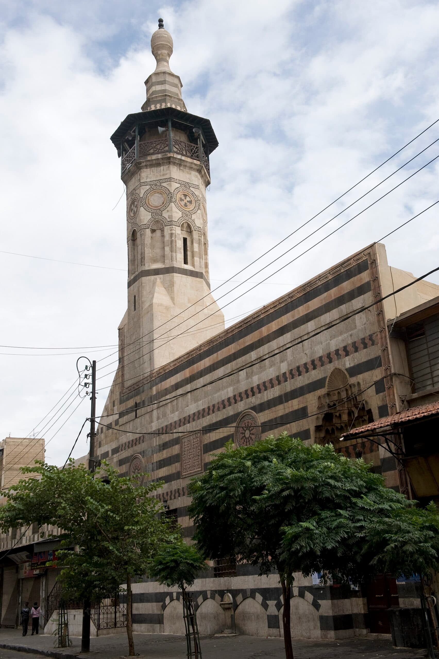 Muallak Camii'nin siyah beyaz taş cephesi ve kakmalı minaresi, Şam