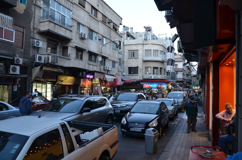 Muhacirin'in Habbûbî kesiminde Şa'lan Çarşısı; Hafız İbrahim Caddesi boyunca dükkânlar ve park etmiş arabalar