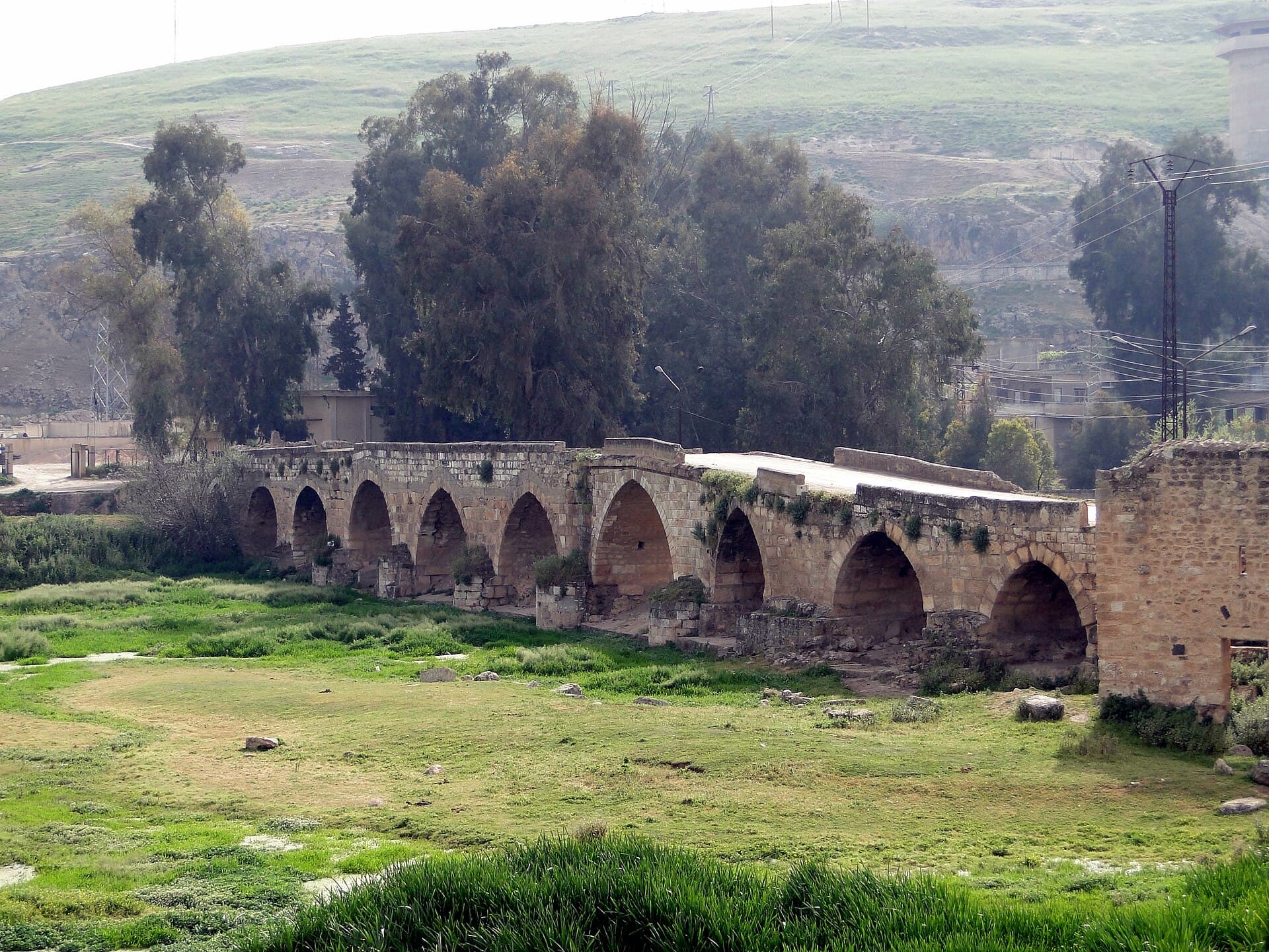 Muhradah'ta Asi Nehri üzerindeki çok gözlü eski taş köprü